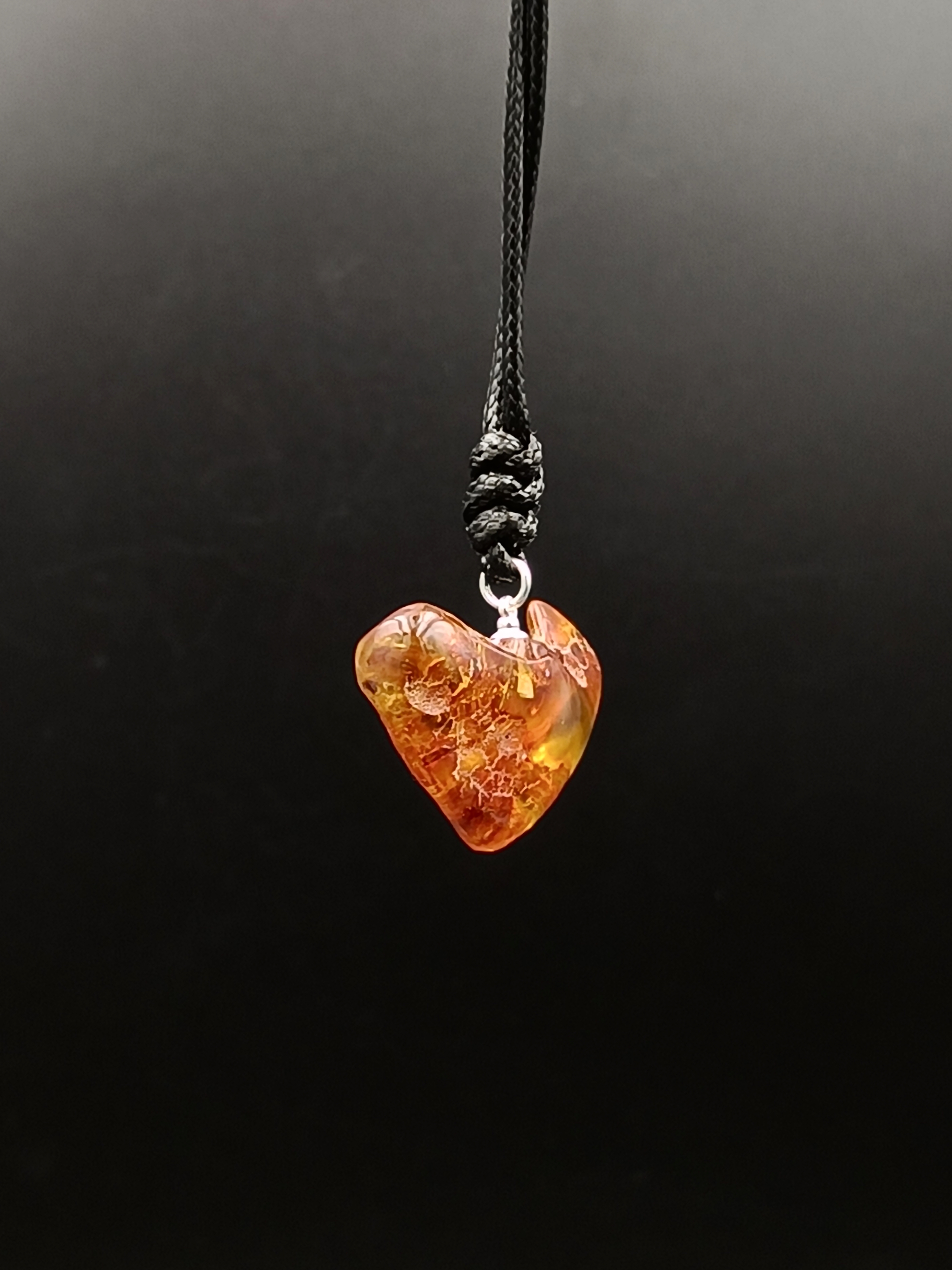 Wisiorek. Naturalny bursztyn bałtycki i srebro 925.