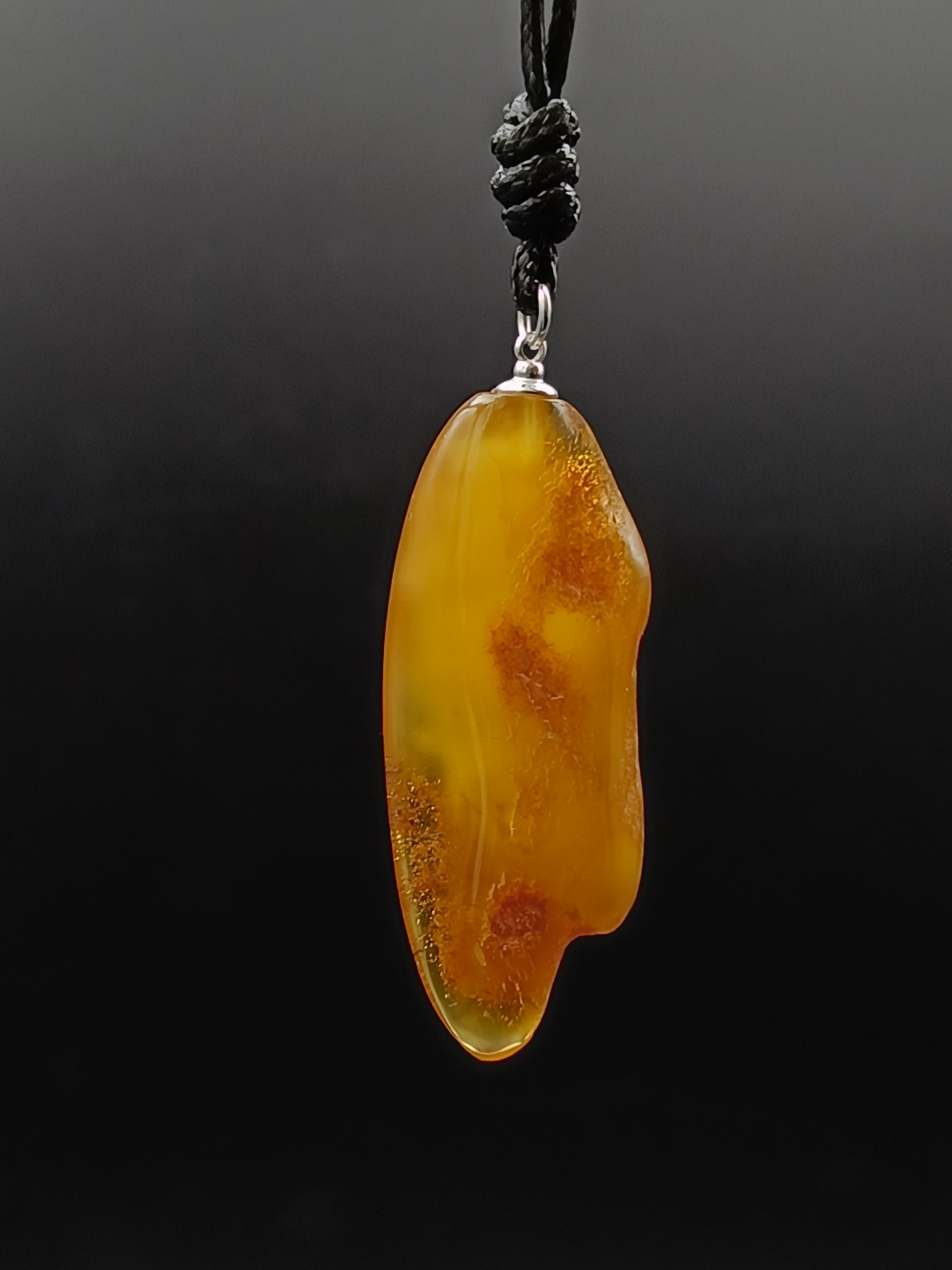 Wisiorek. Naturalny bursztyn bałtycki i srebro 925.