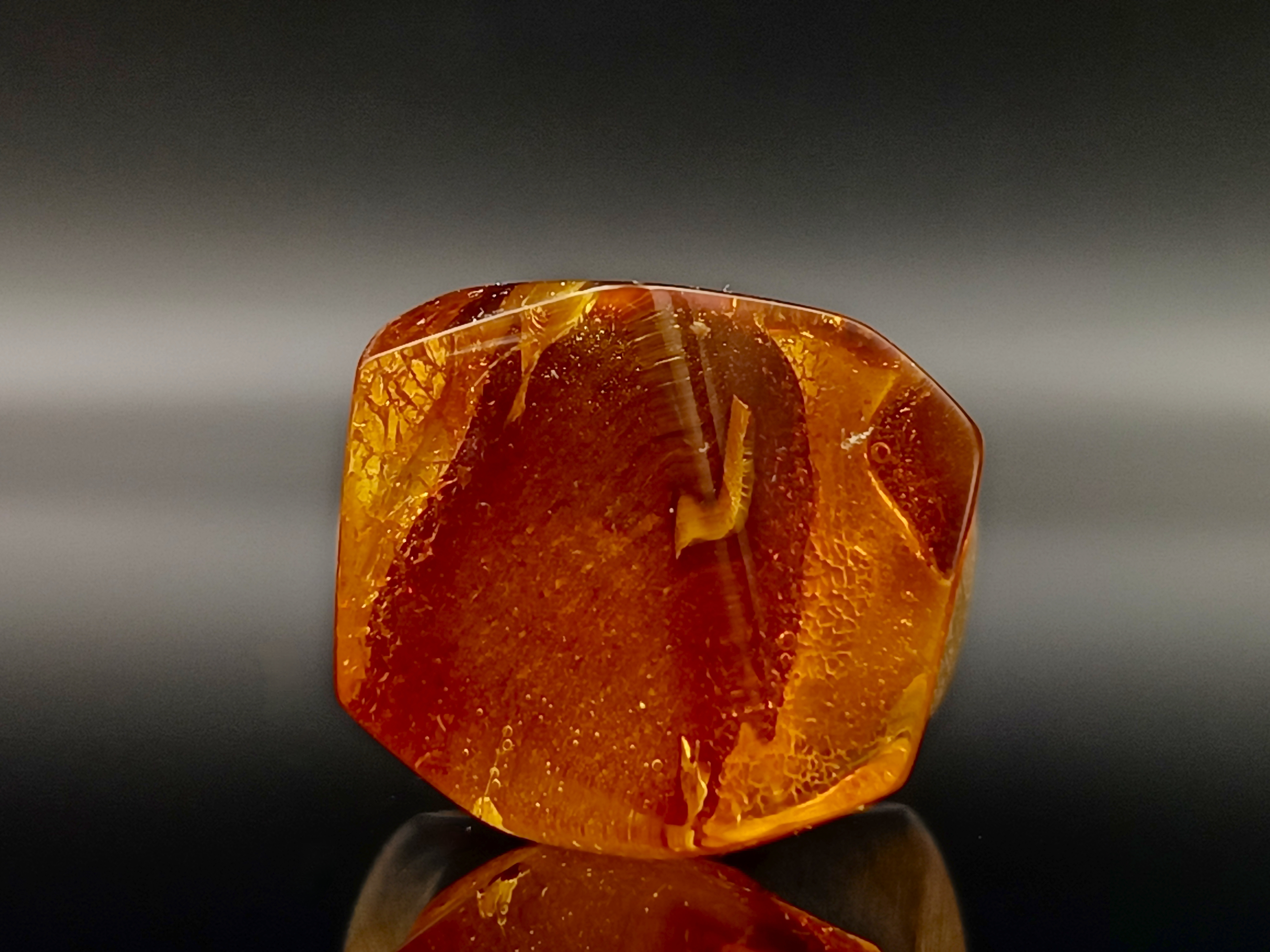 Pierścionek. Bursztyn bałtycki i drewno.