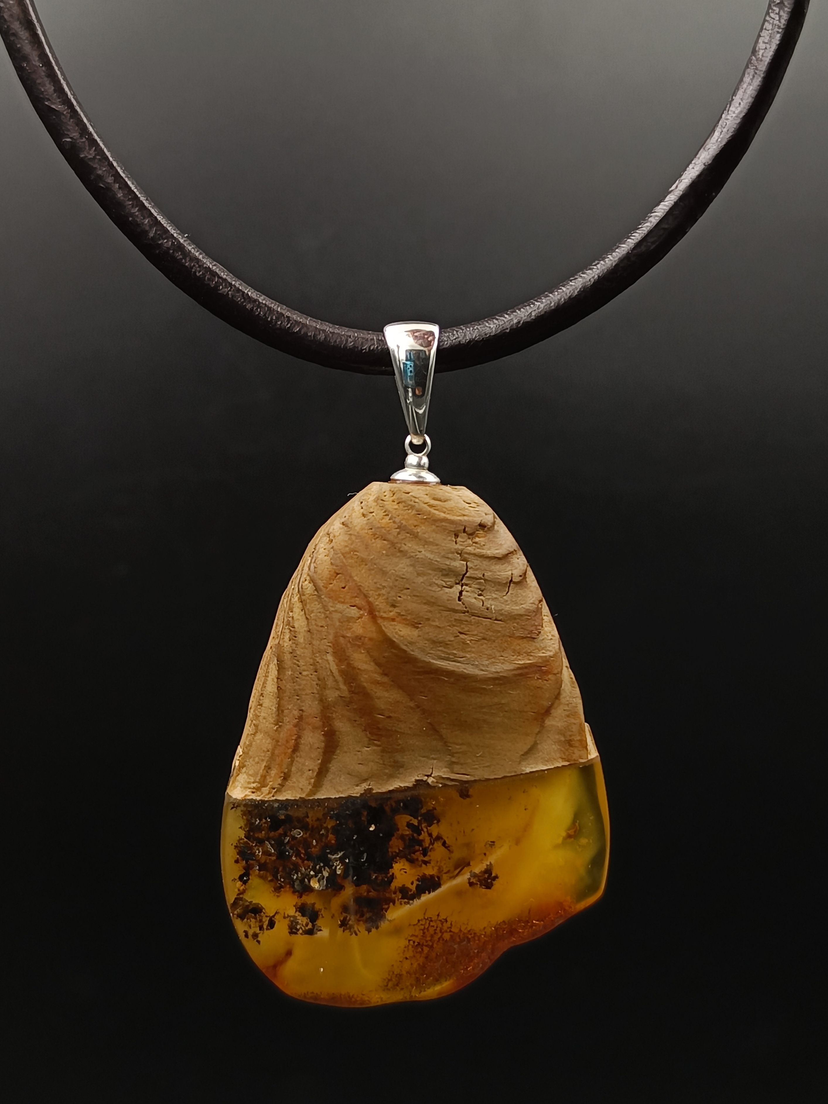 Wisior. Naturalny bursztyn bałtycki, drewno i srebro próby 925. Unikat.