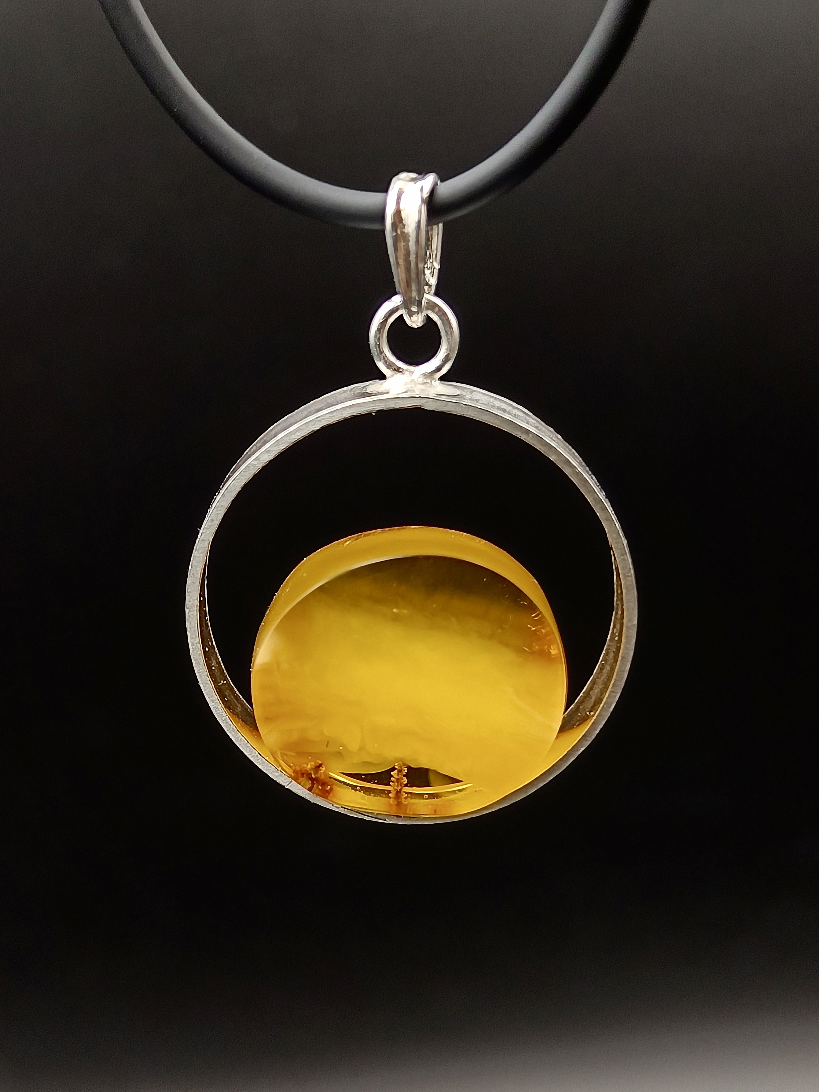 Wisiorek. Naturalny bursztyn bałtycki i srebro próby 925. Unikat.