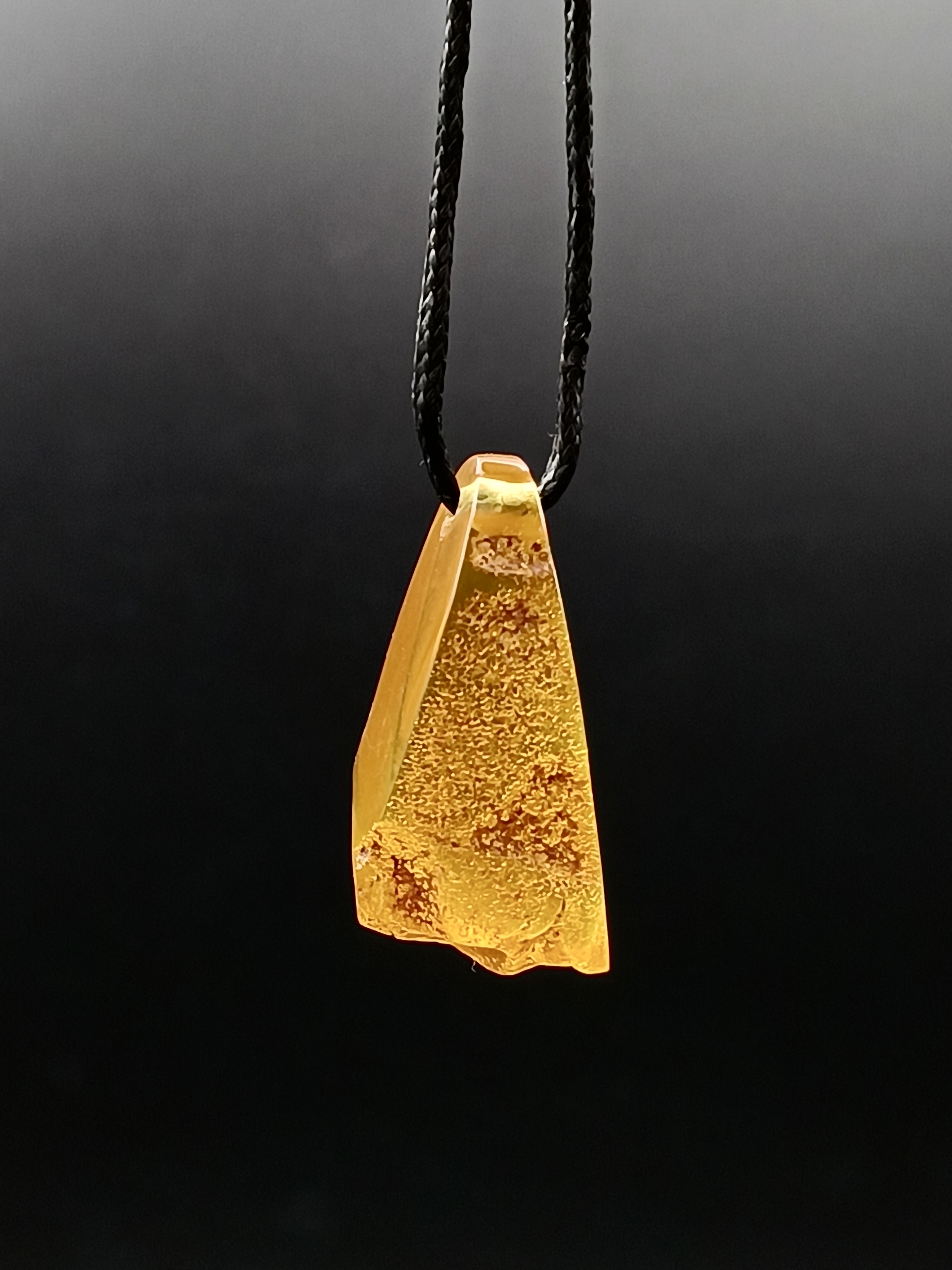 Wisiorek. Naturalny bursztyn bałtycki.