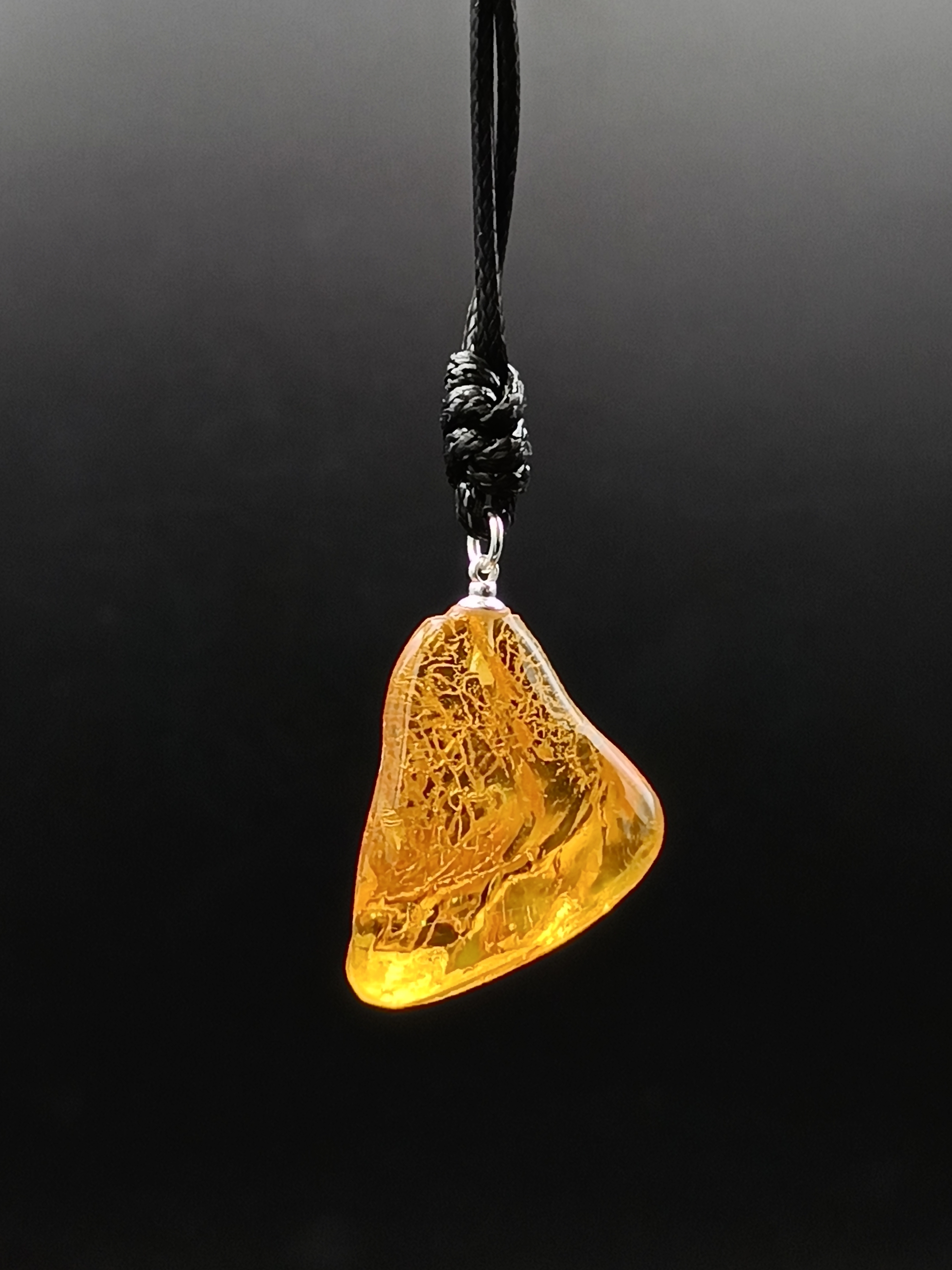 Wisiorek. Naturalny bursztyn bałtycki i srebro 925.