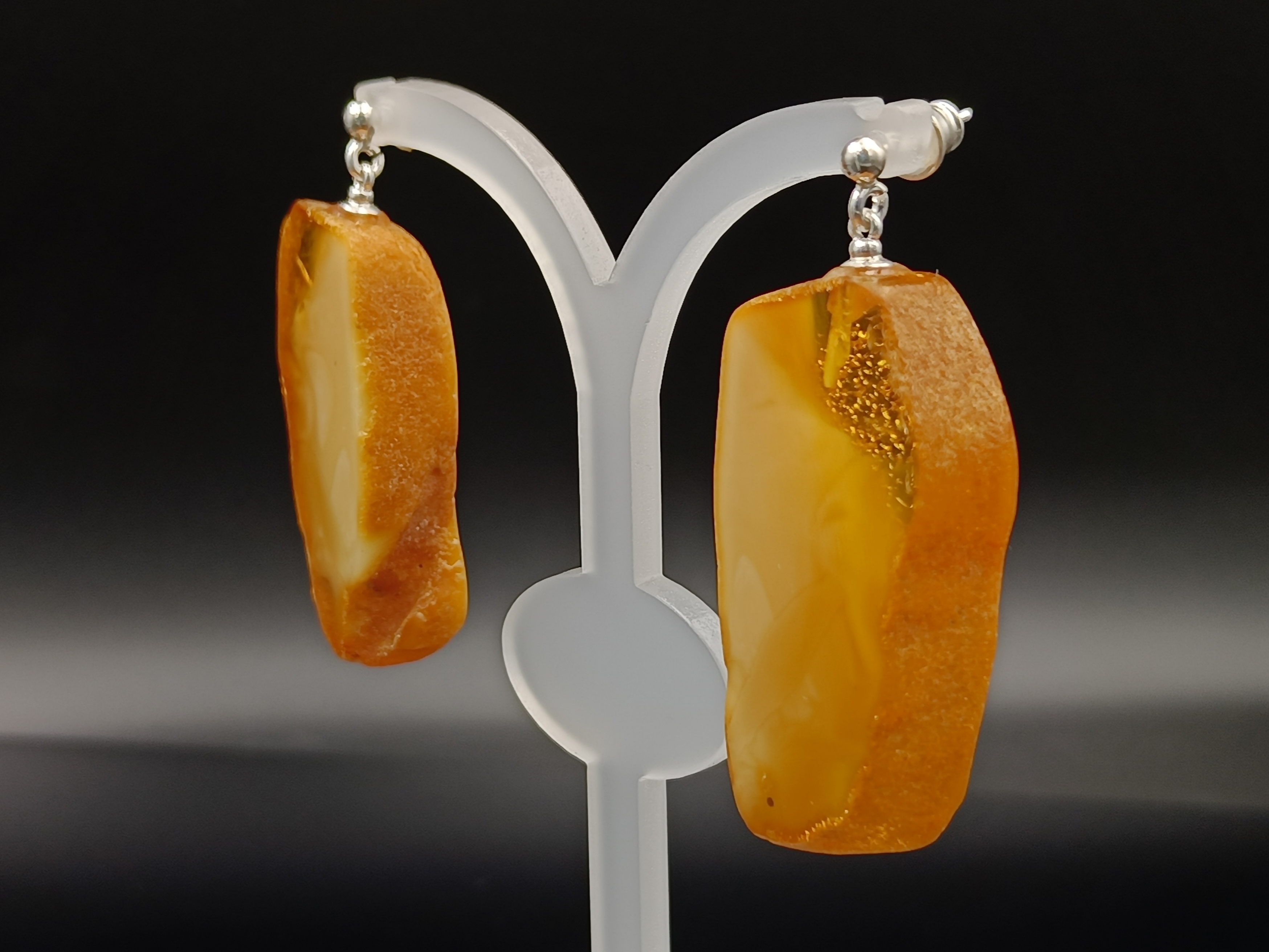 Kolczyki. Bursztyn bałtycki i srebro próby 925. Pudełko gratis.