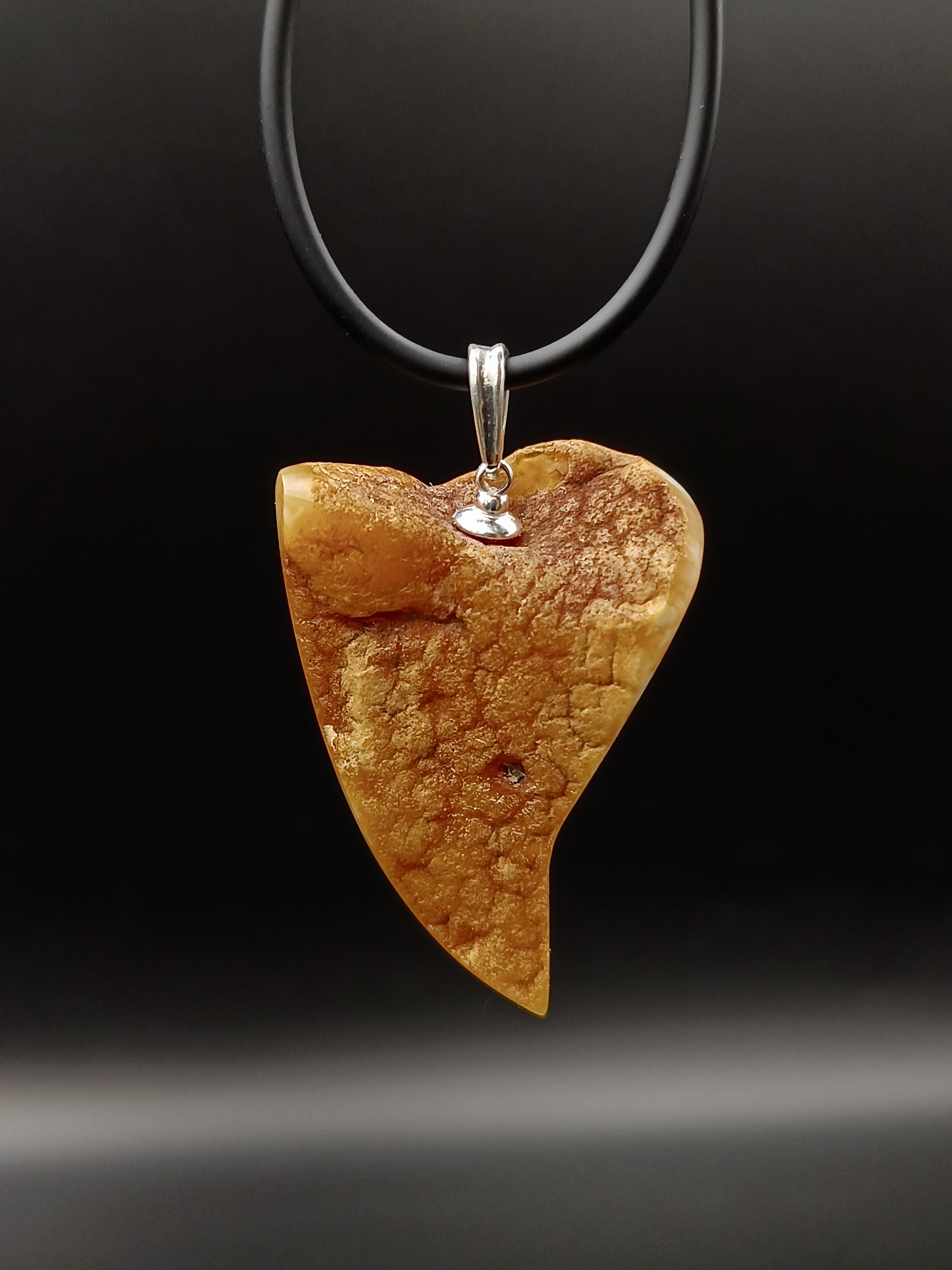 Wisiorek. Naturalny bursztyn bałtycki i srebro próby 925. Unikat.