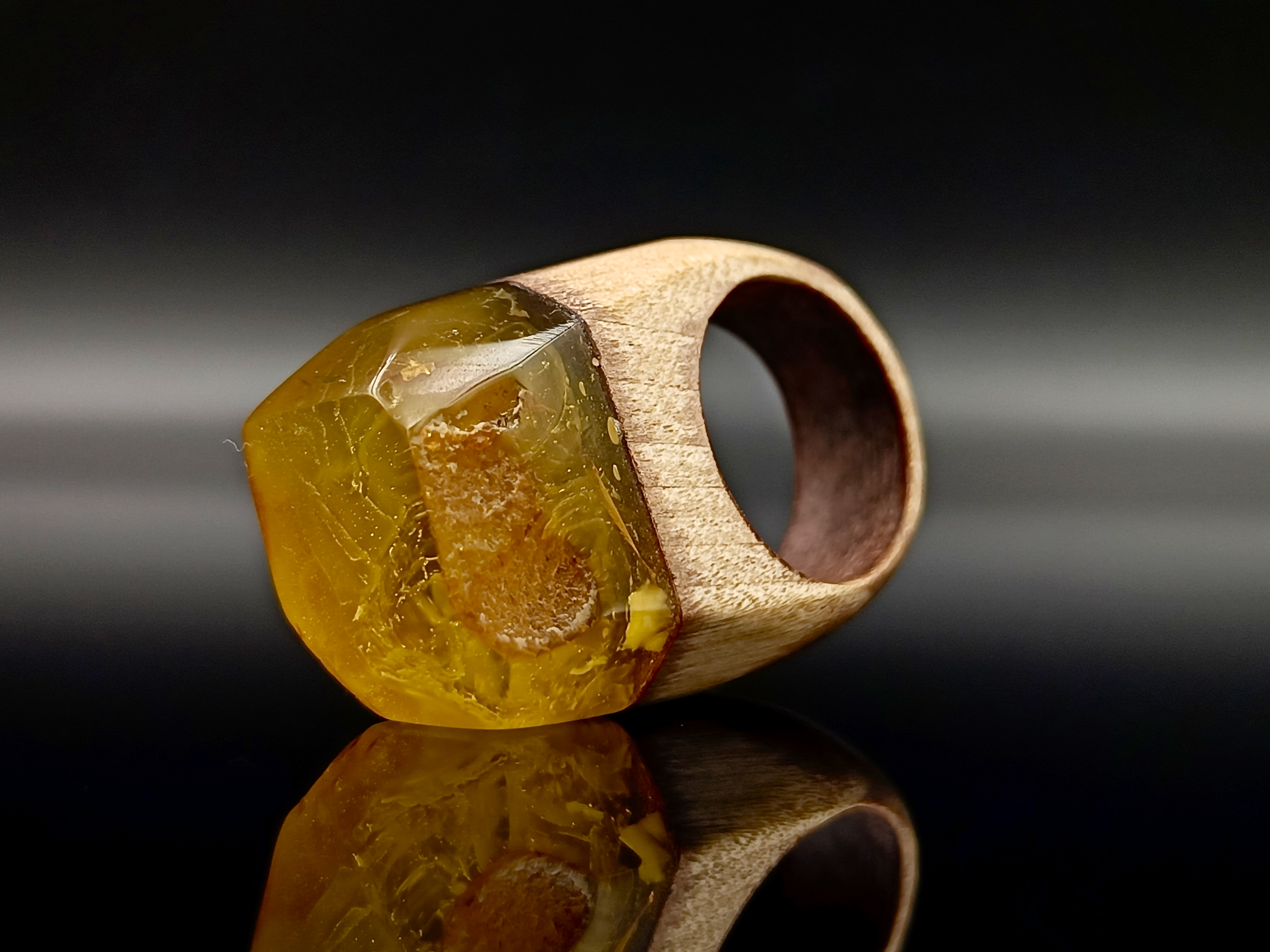 Pierścionek. Bursztyn bałtycki i drewno.