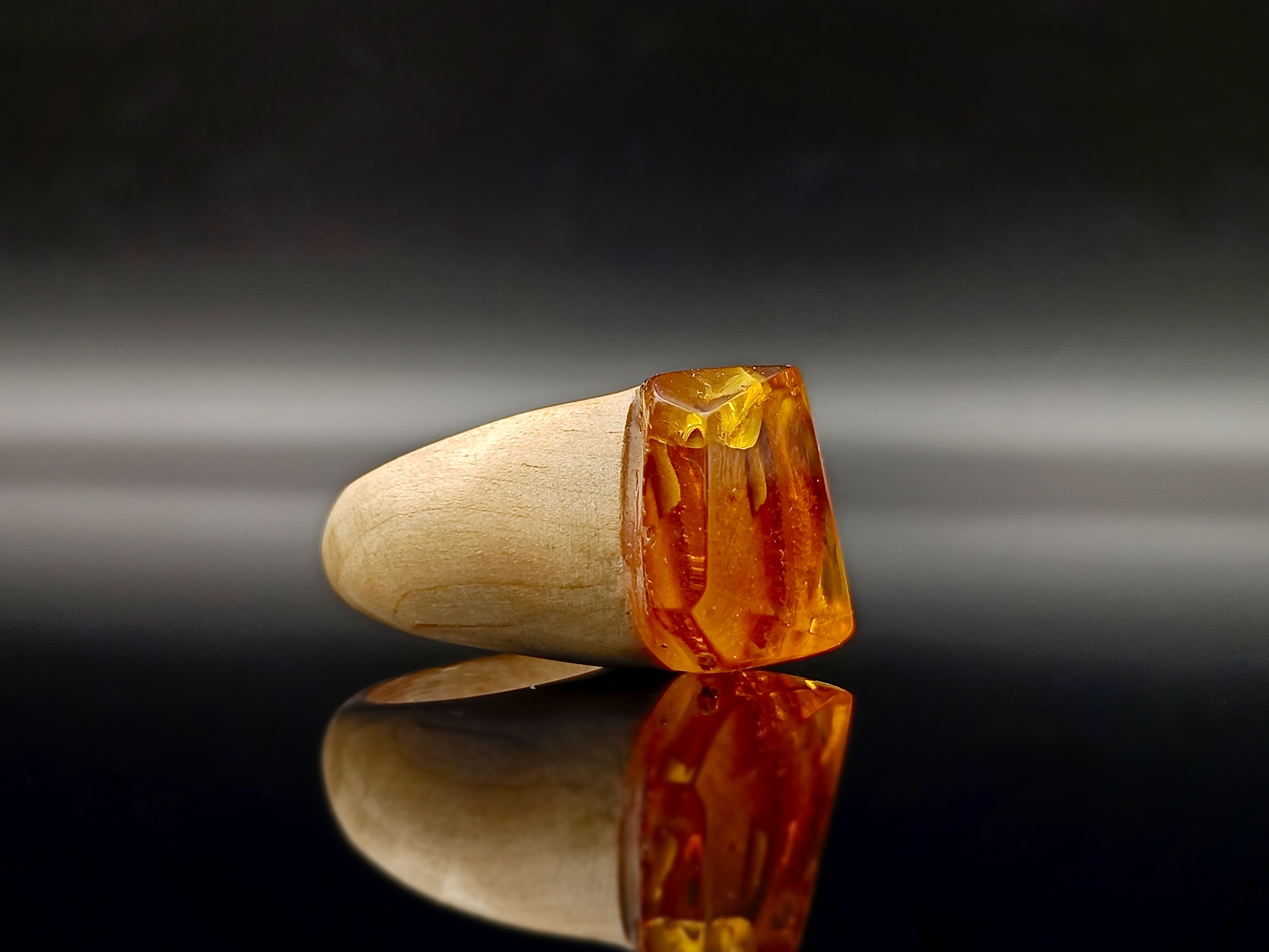 Pierścionek. Bursztyn bałtycki i drewno.