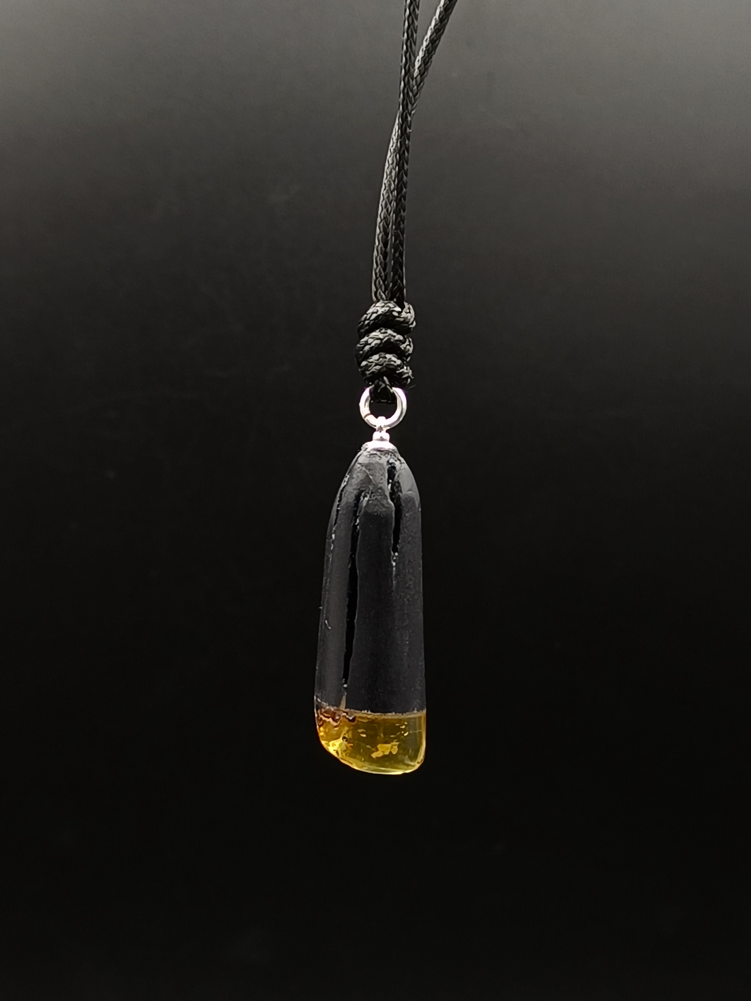 Wisiorek. Naturalny bursztyn bałtycki, drewno i srebro 925.