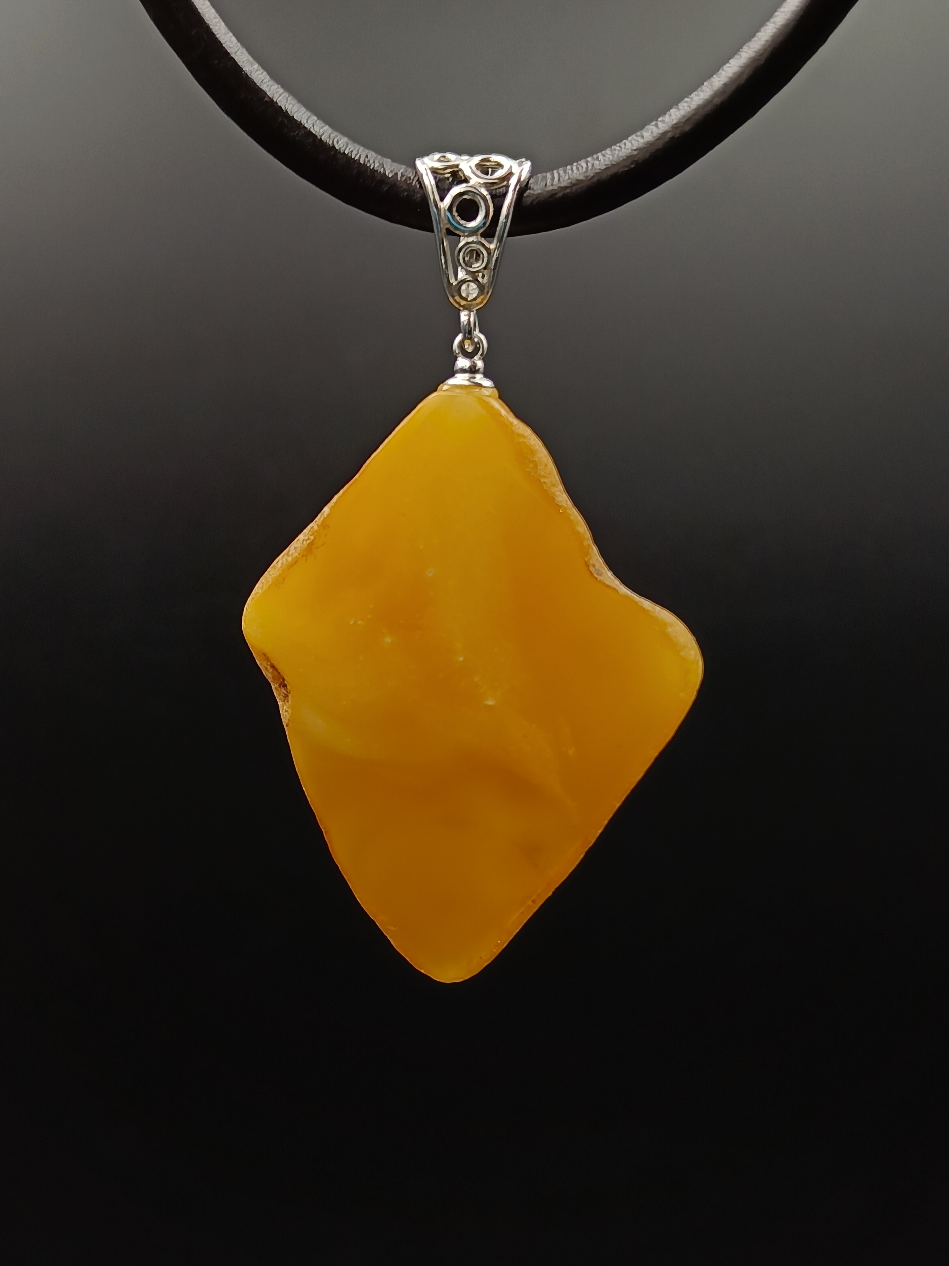 Wisiorek. Naturalny bursztyn bałtycki i srebro próby 925. Unikat.