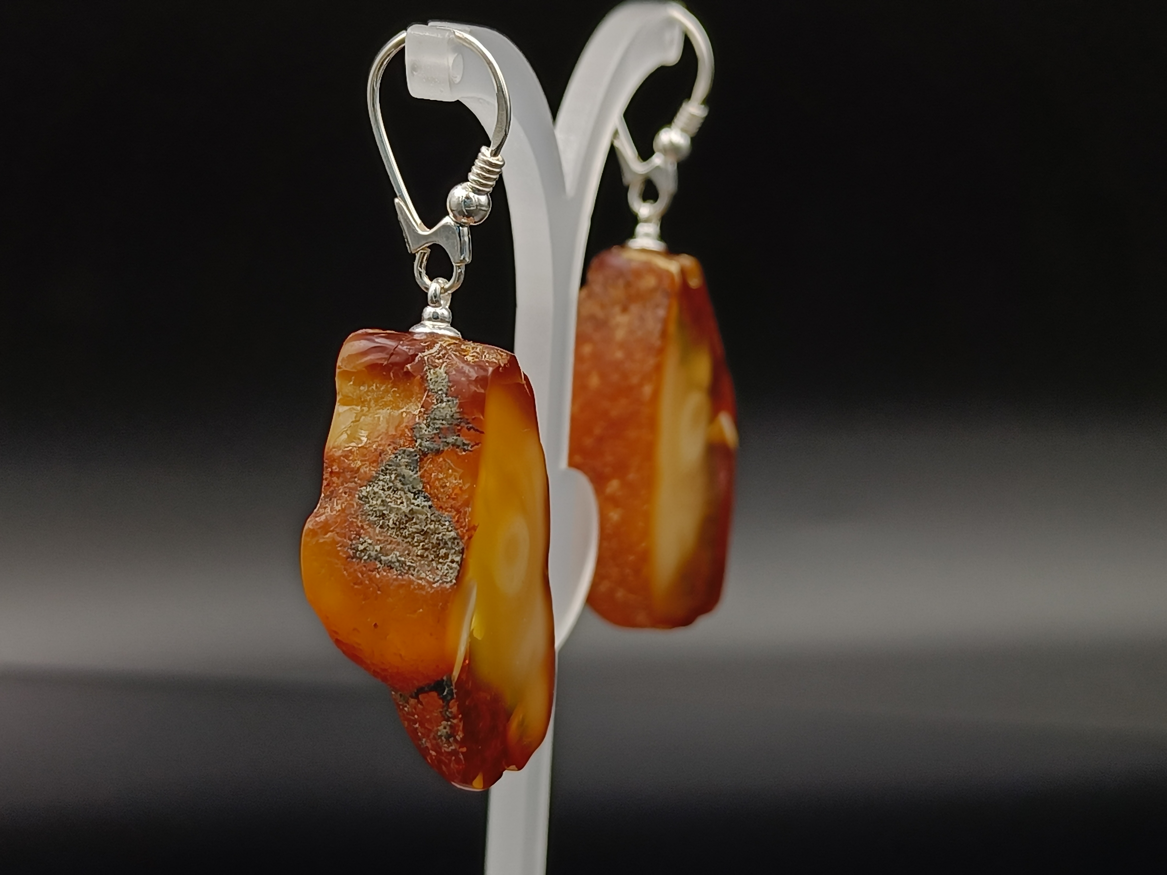 Kolczyki. Bursztyn bałtycki i srebro próby 925. Pudełko gratis.