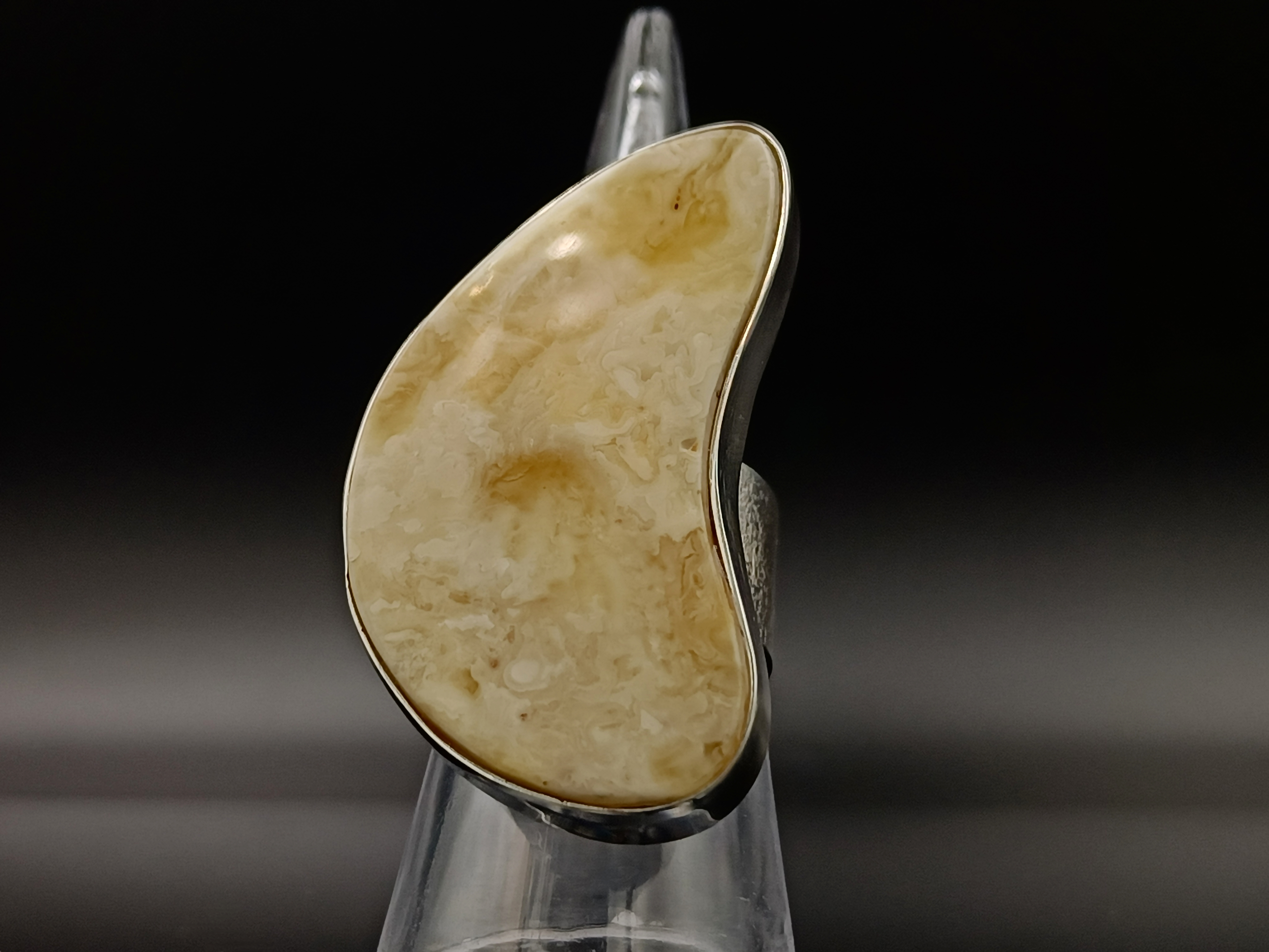 Pierścionek. Biało-żółty bursztyn bałtycki i srebro próby 925. Unikat.