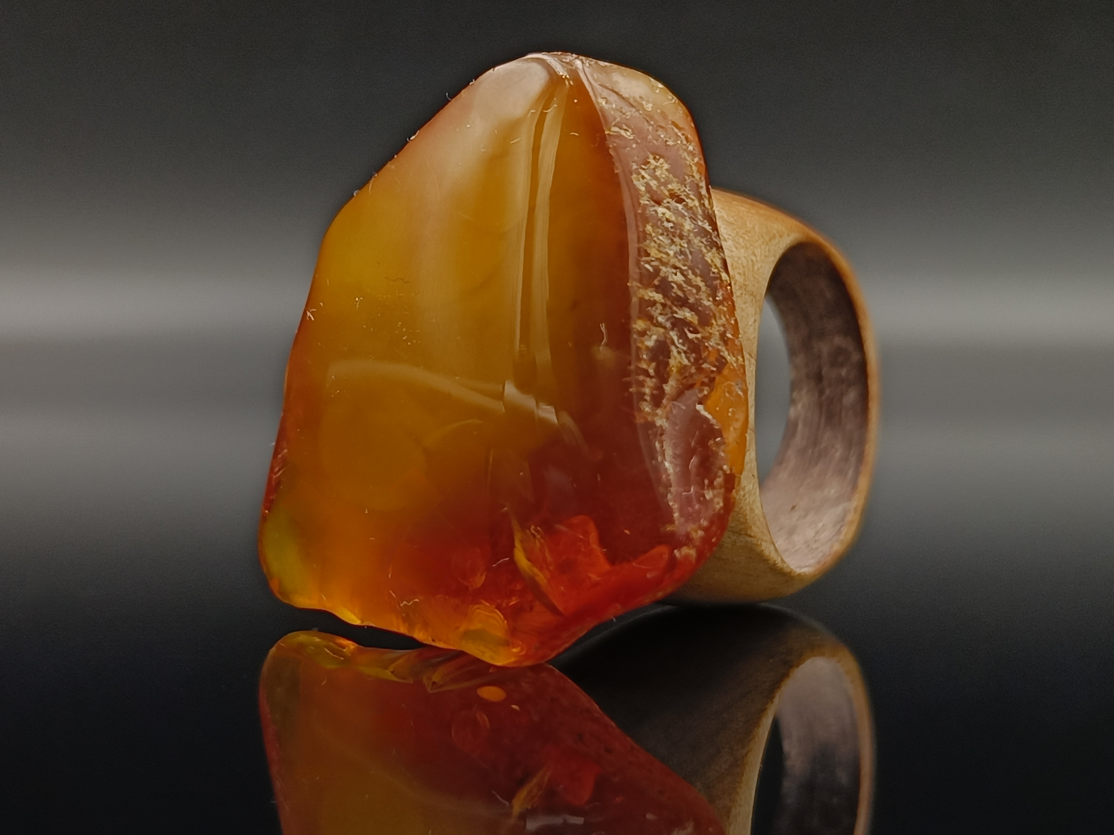 Pierścionek. Bursztyn bałtycki i drewno.