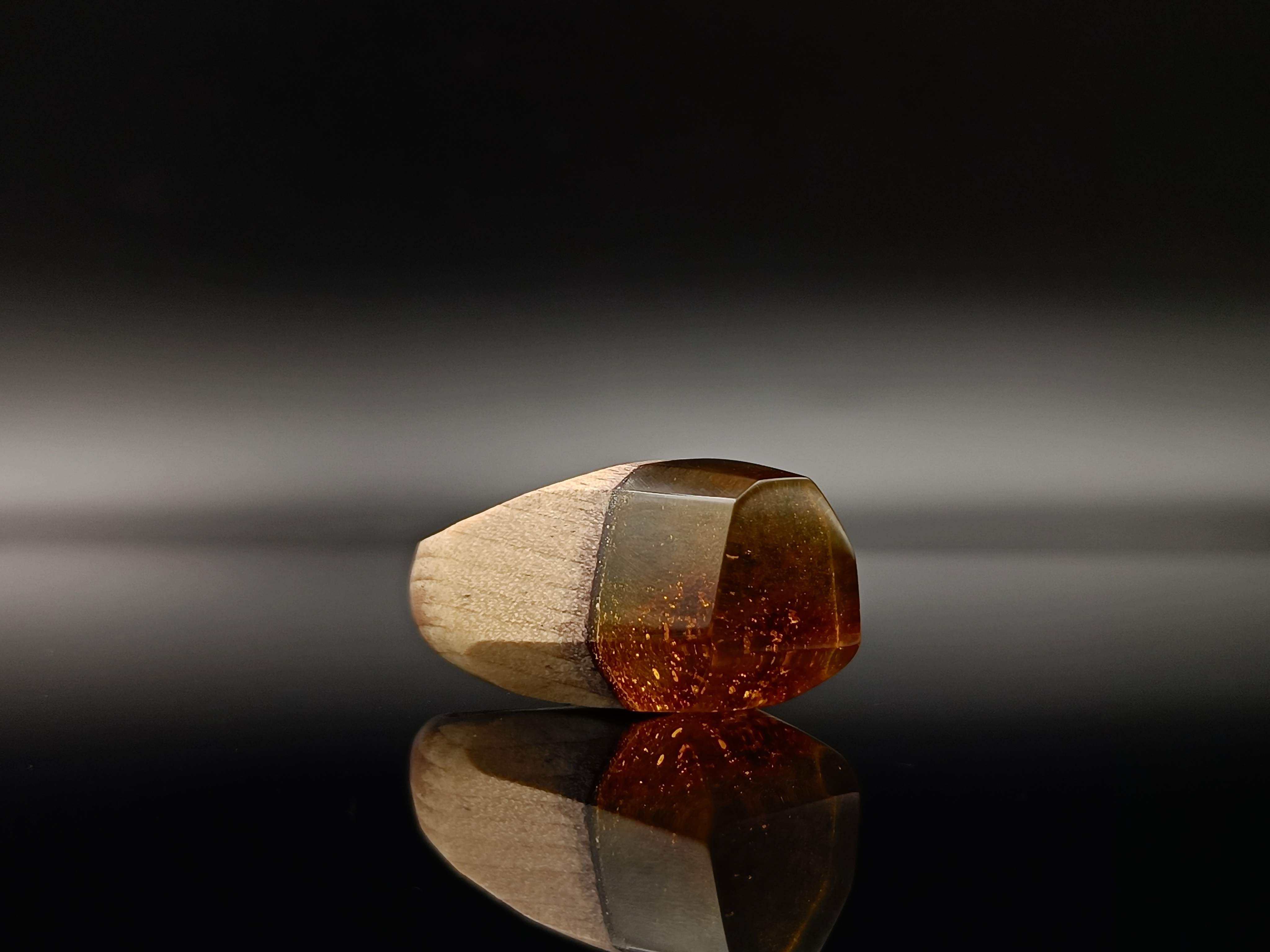 Pierścionek. Bursztyn bałtycki i drewno.