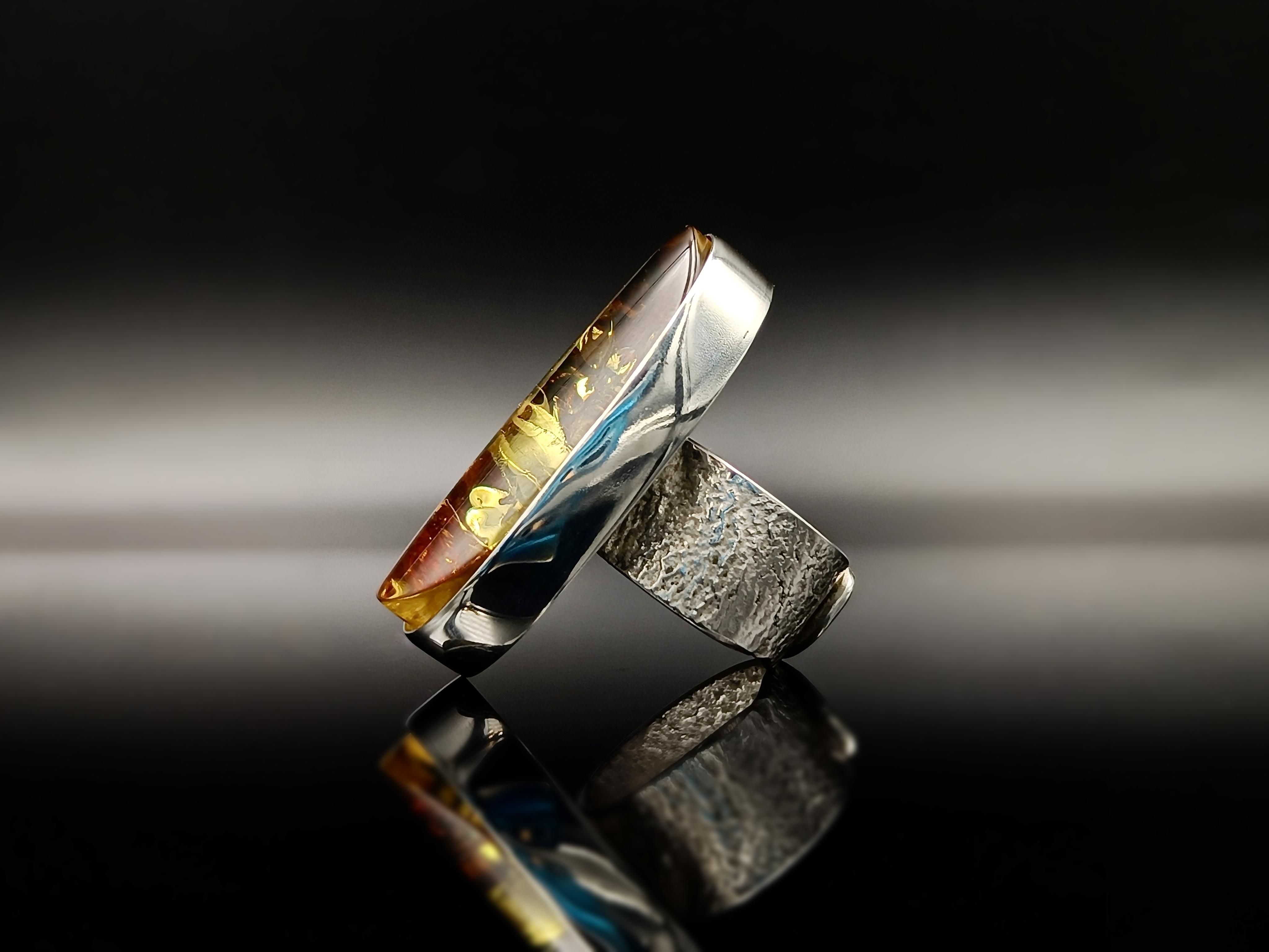 Pierścionek. Bursztyn bałtycki i srebro próby 925. Unikat.