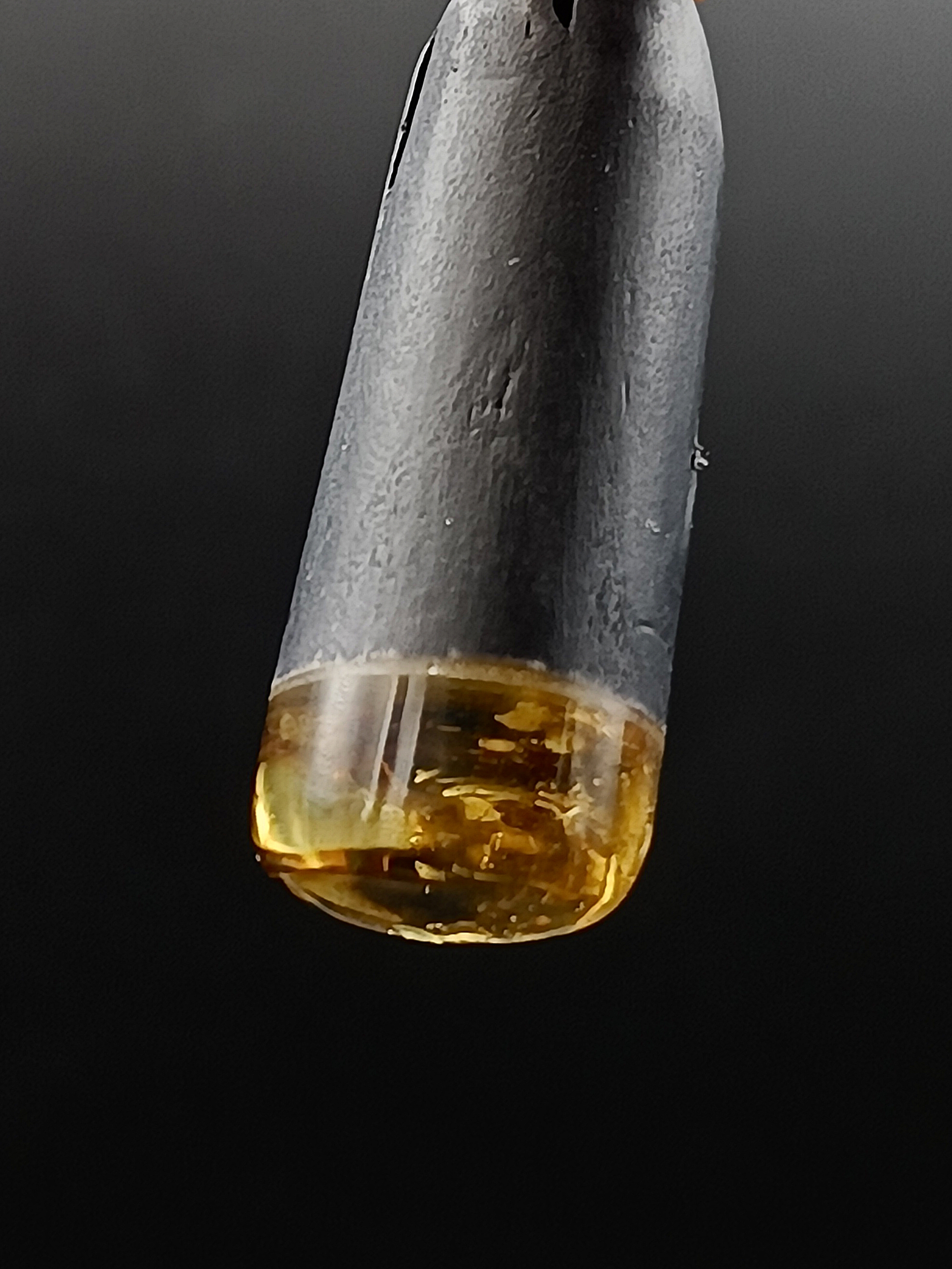 Wisiorek. Naturalny bursztyn bałtycki, drewno i srebro 925.