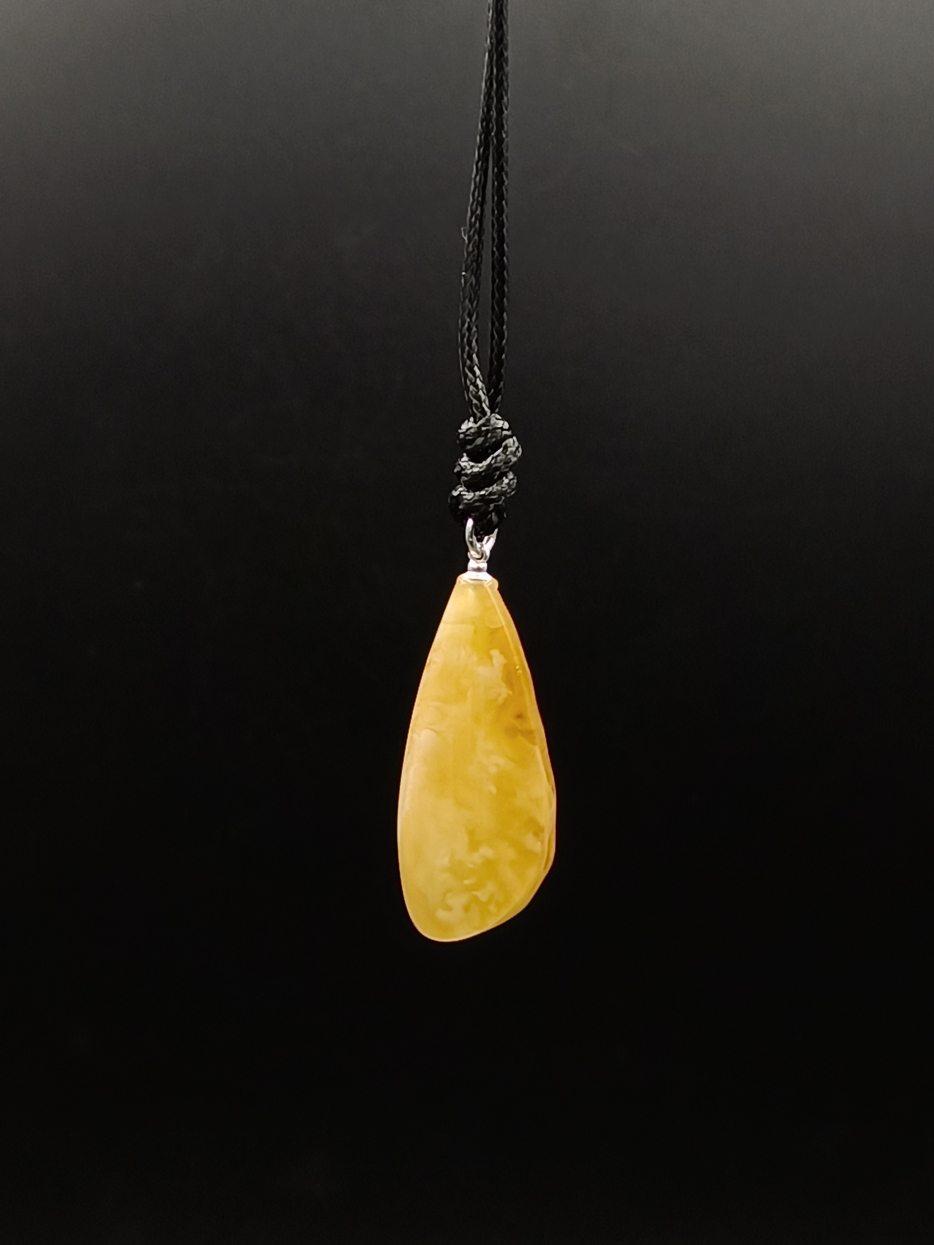 Wisiorek. Naturalny bursztyn bałtycki i srebro 925.