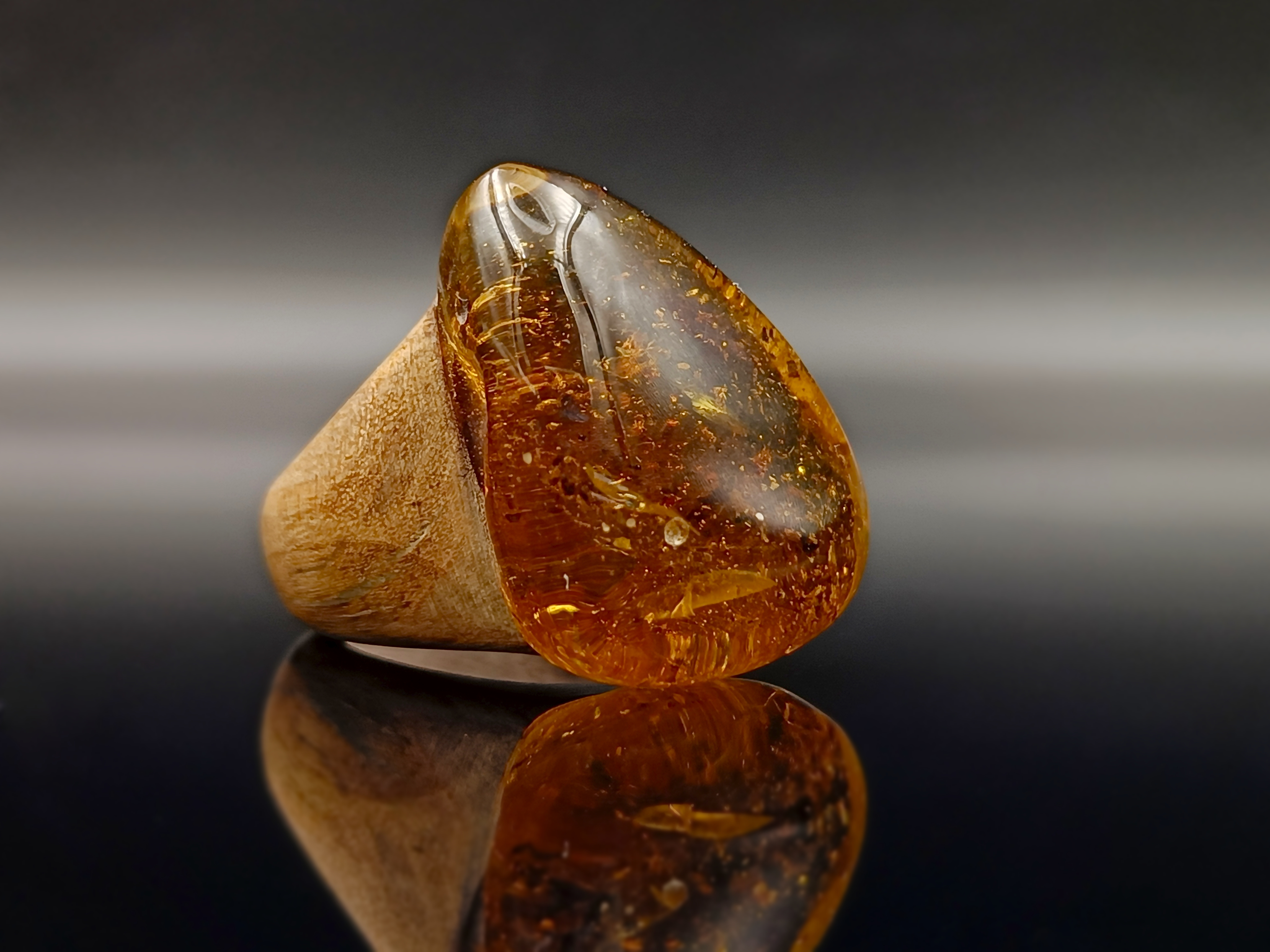 Pierścionek. Bursztyn bałtycki i drewno.