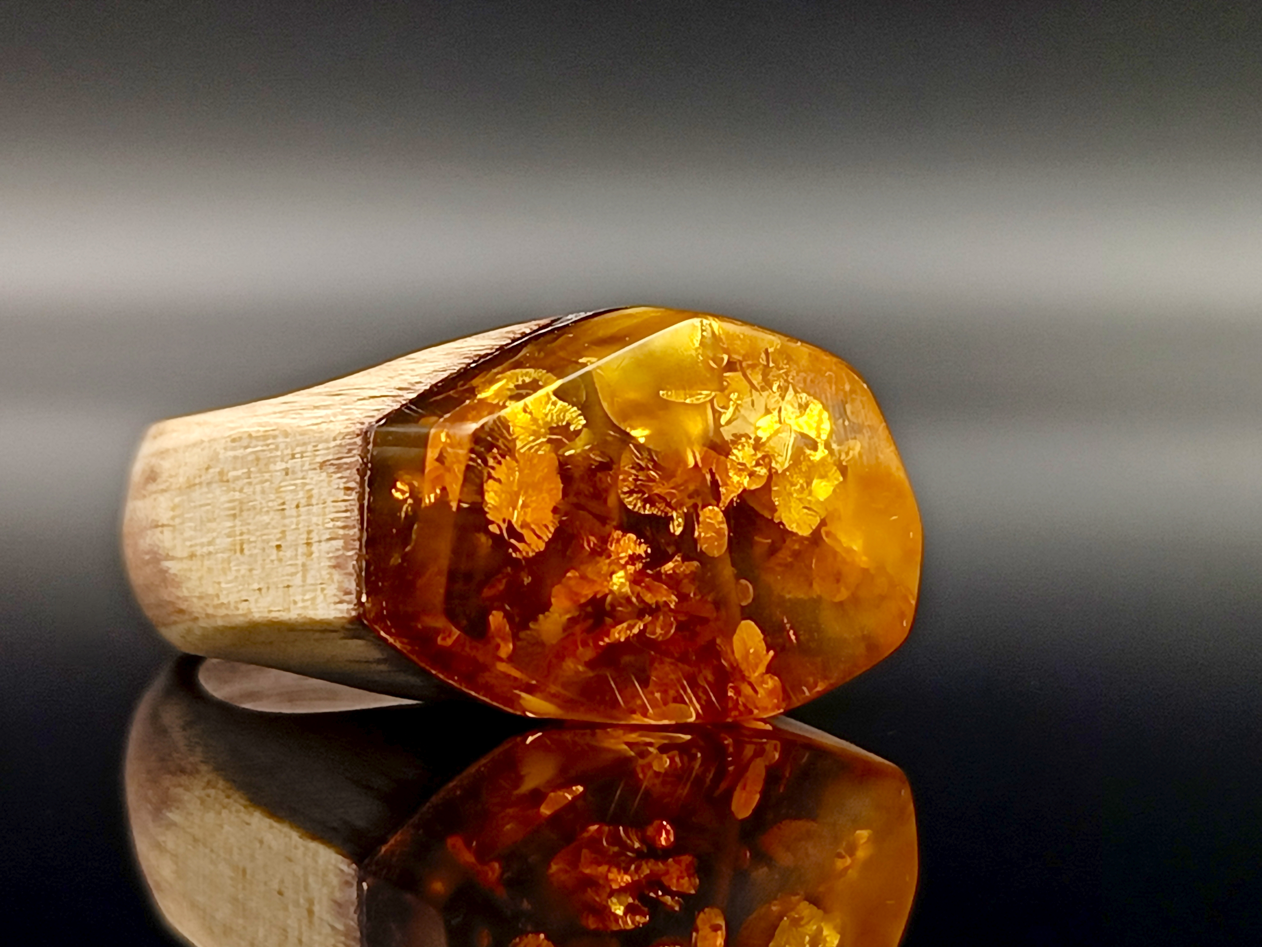 Pierścionek. Bursztyn bałtycki i drewno.