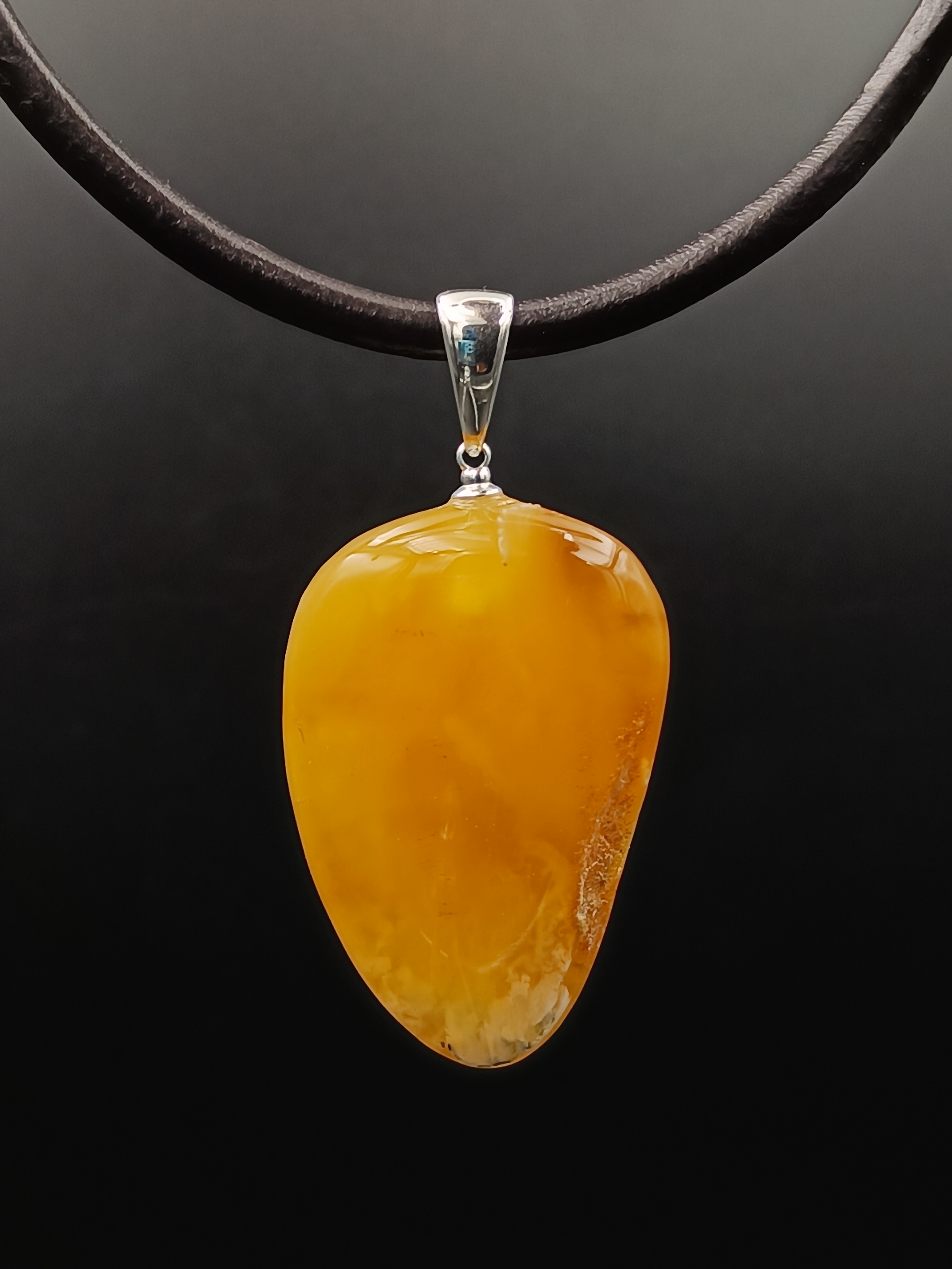 Wisiorek. Naturalny bursztyn bałtycki i srebro próby 925. Unikat.