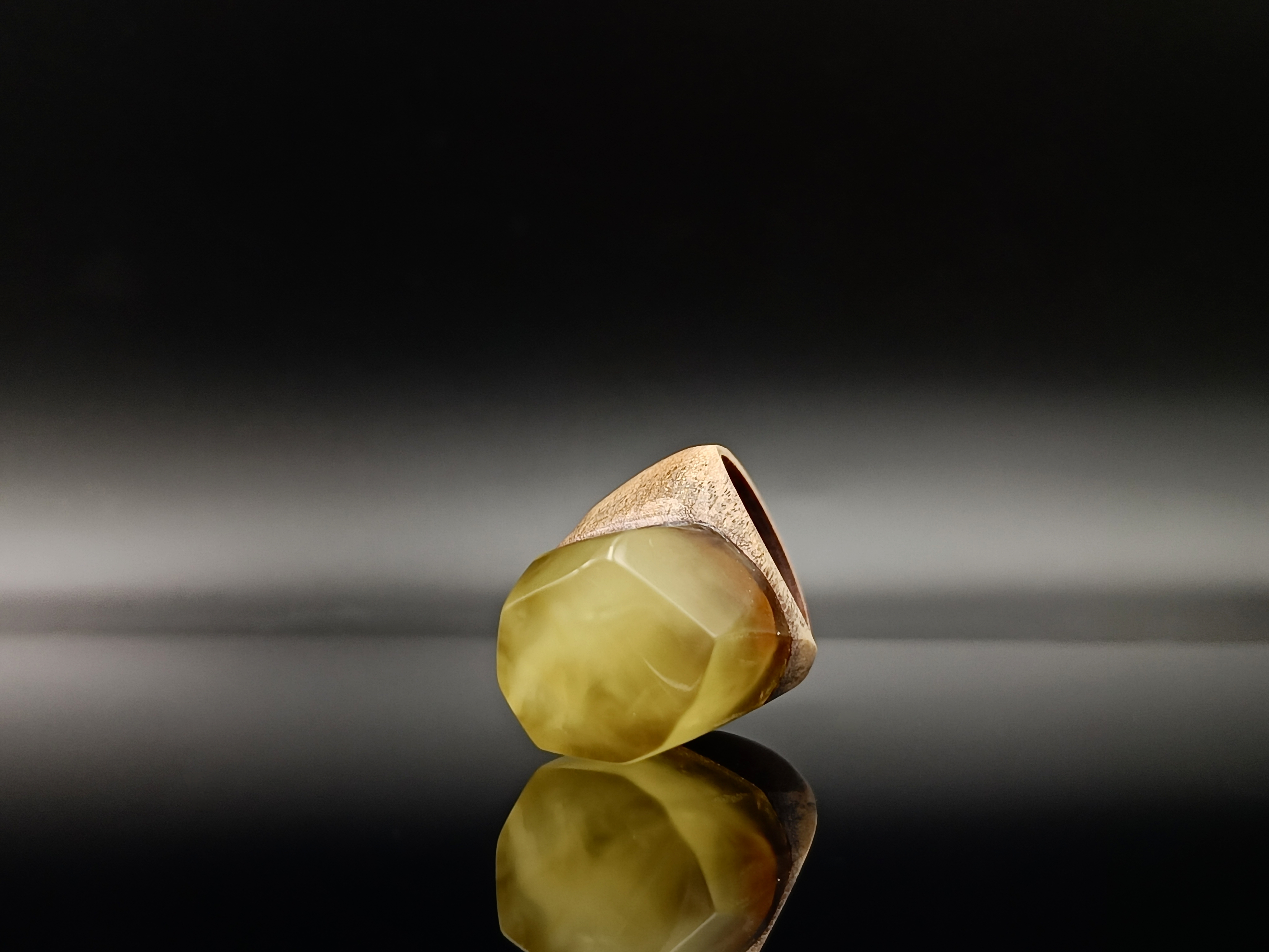 Pierścionek. Bursztyn bałtycki i drewno.