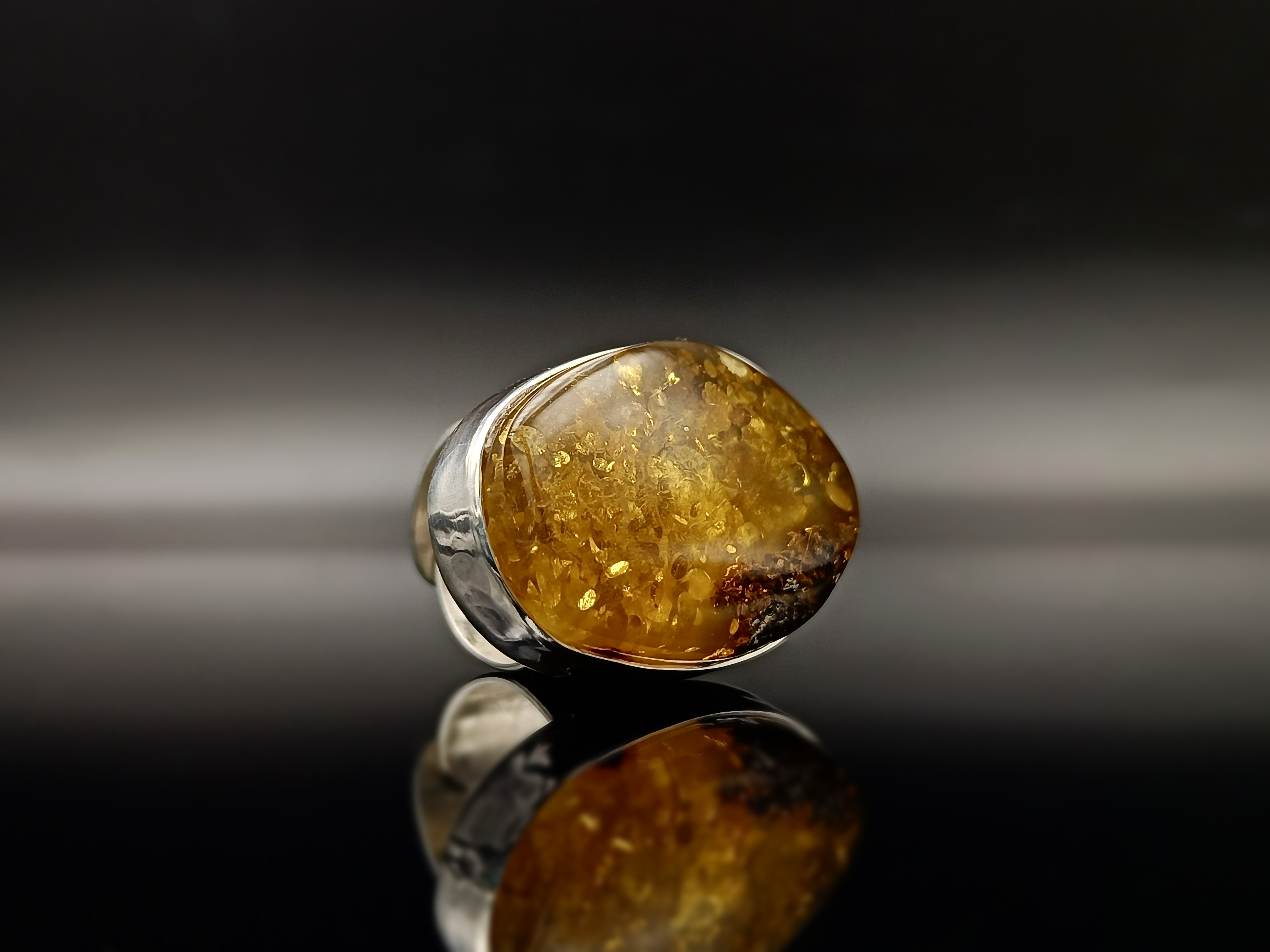Pierścionek. Bursztyn bałtycki i srebro próby 925. Unikat.