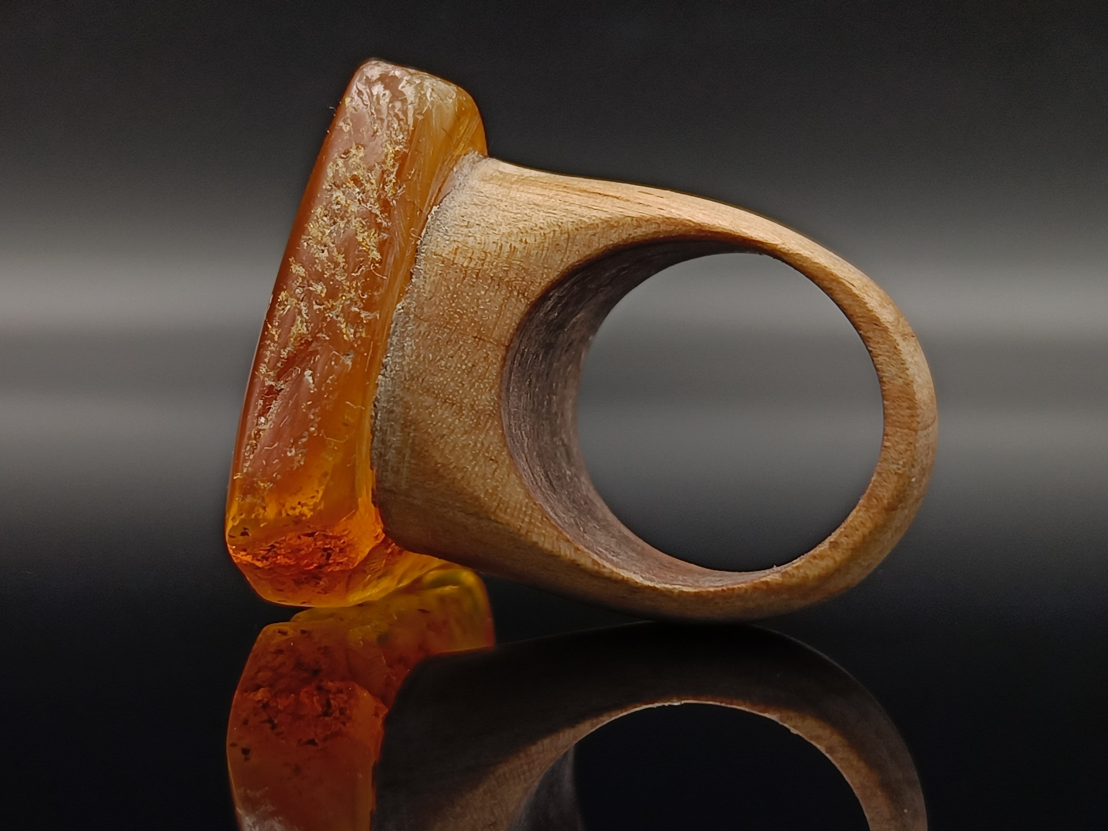 Pierścionek. Bursztyn bałtycki i drewno.