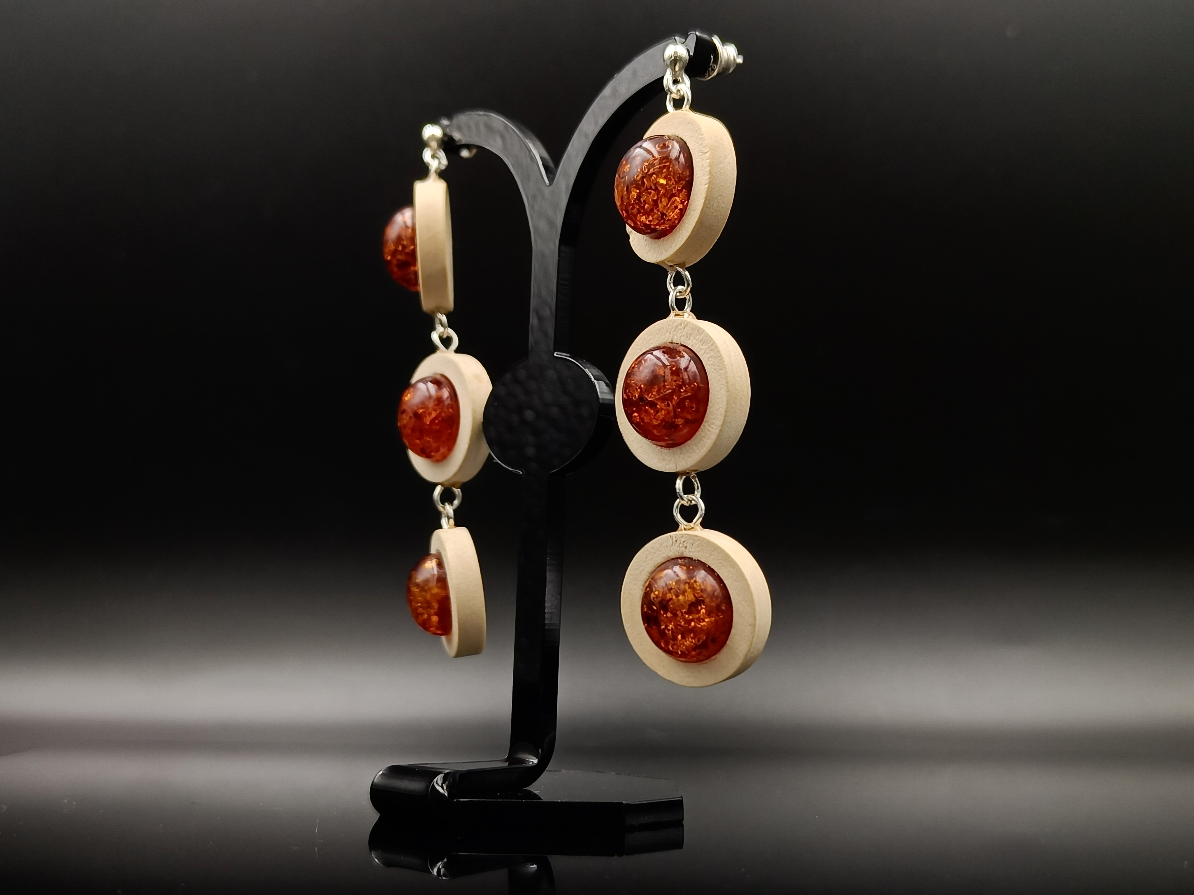 Kolczyki. Bursztyn bałtycki, drewno i srebro próby 925. Pudełko gratis.