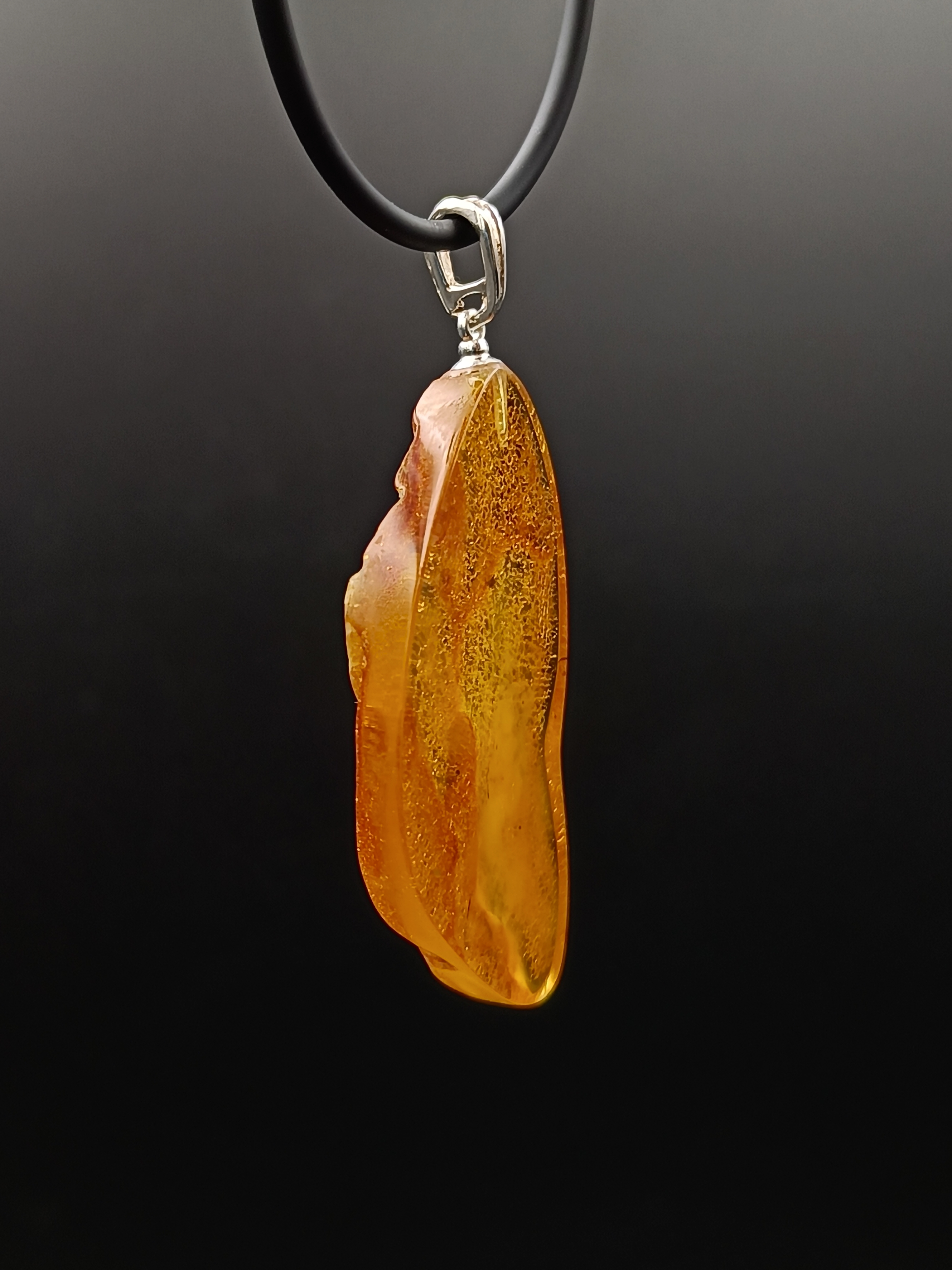 Wisiorek. Naturalny bursztyn bałtycki i srebro próby 925. Unikat.