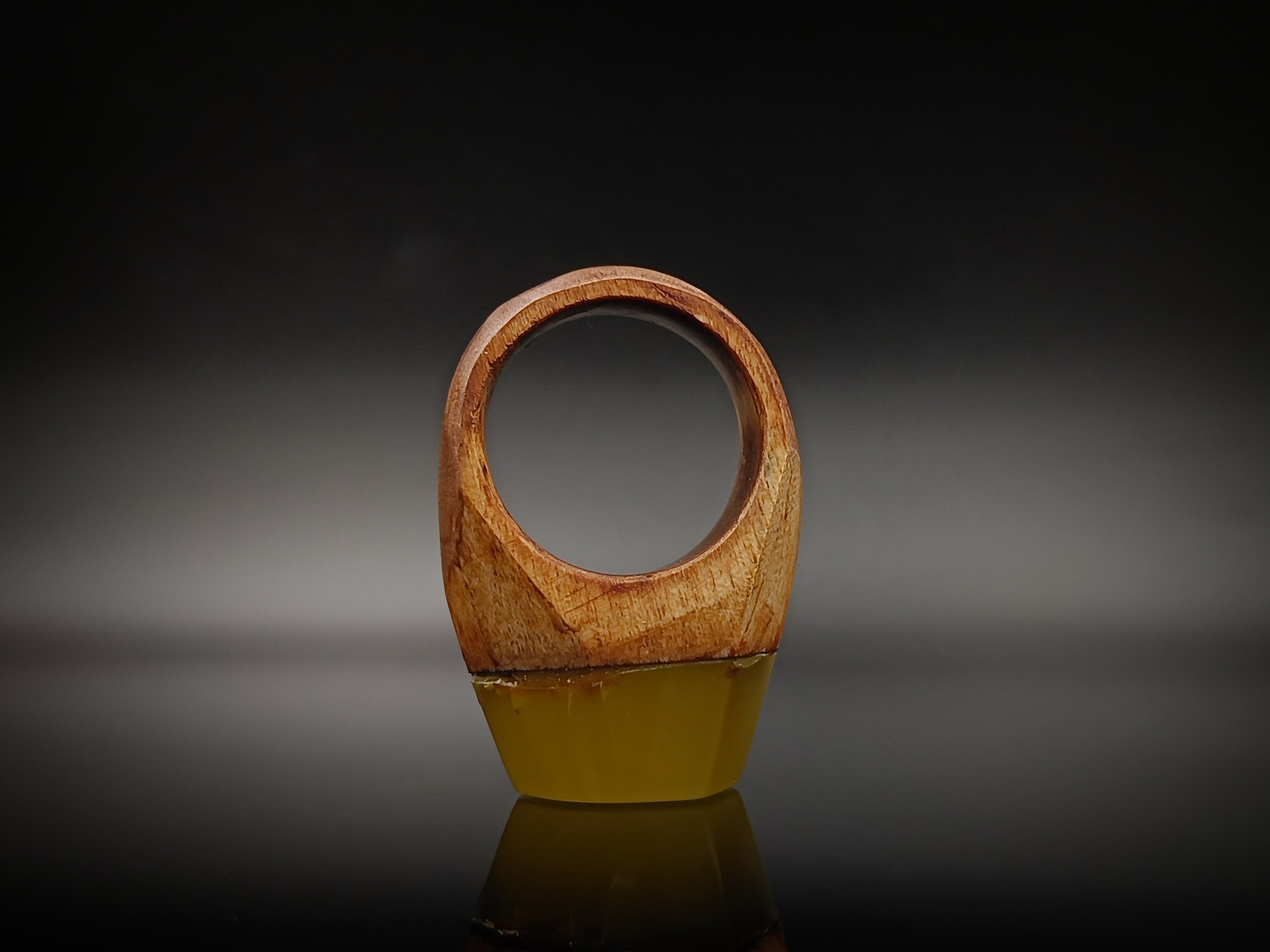 Pierścionek. Bursztyn bałtycki i drewno.