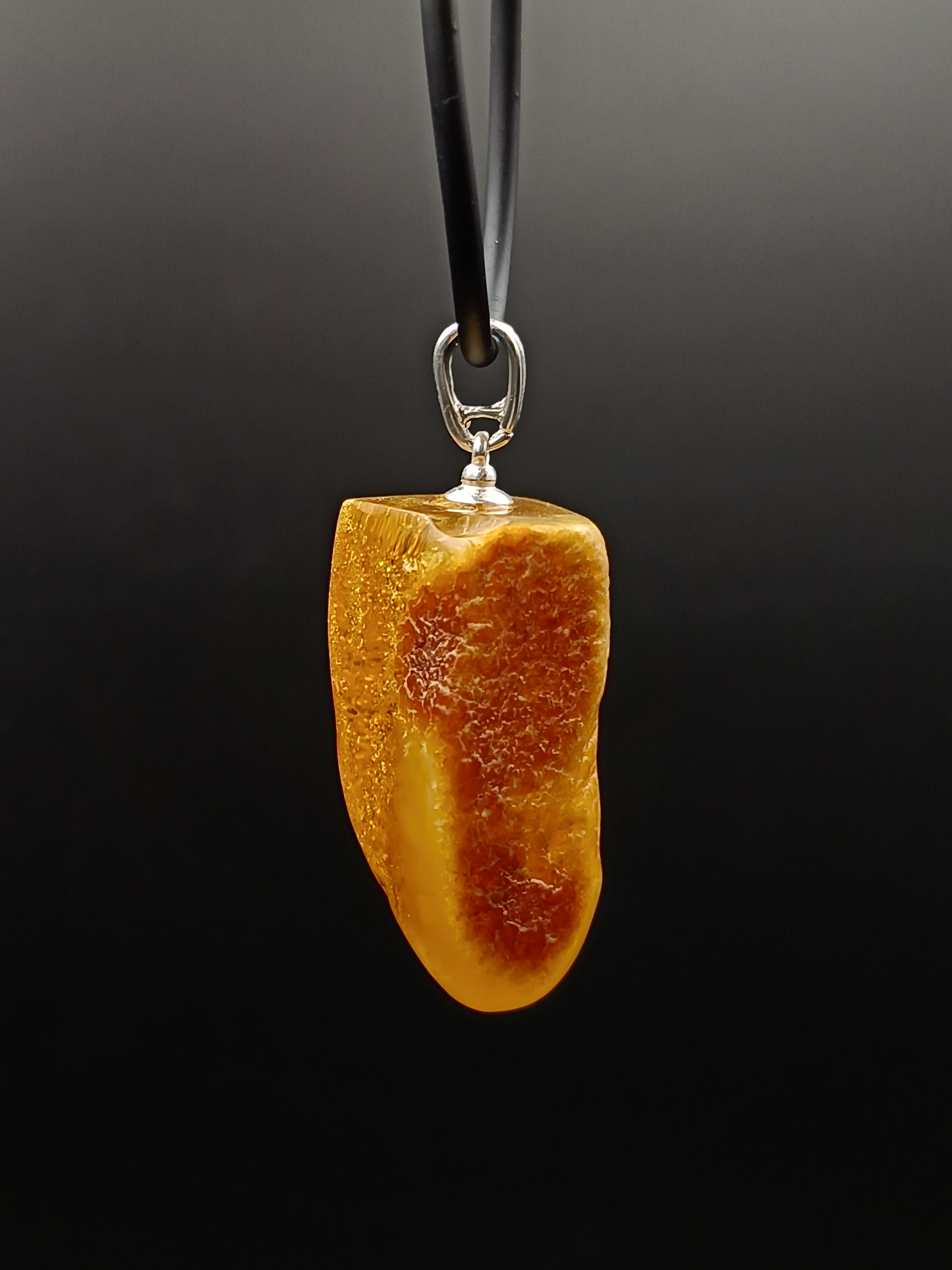 Wisiorek. Naturalny bursztyn bałtycki i srebro próby 925. Unikat.