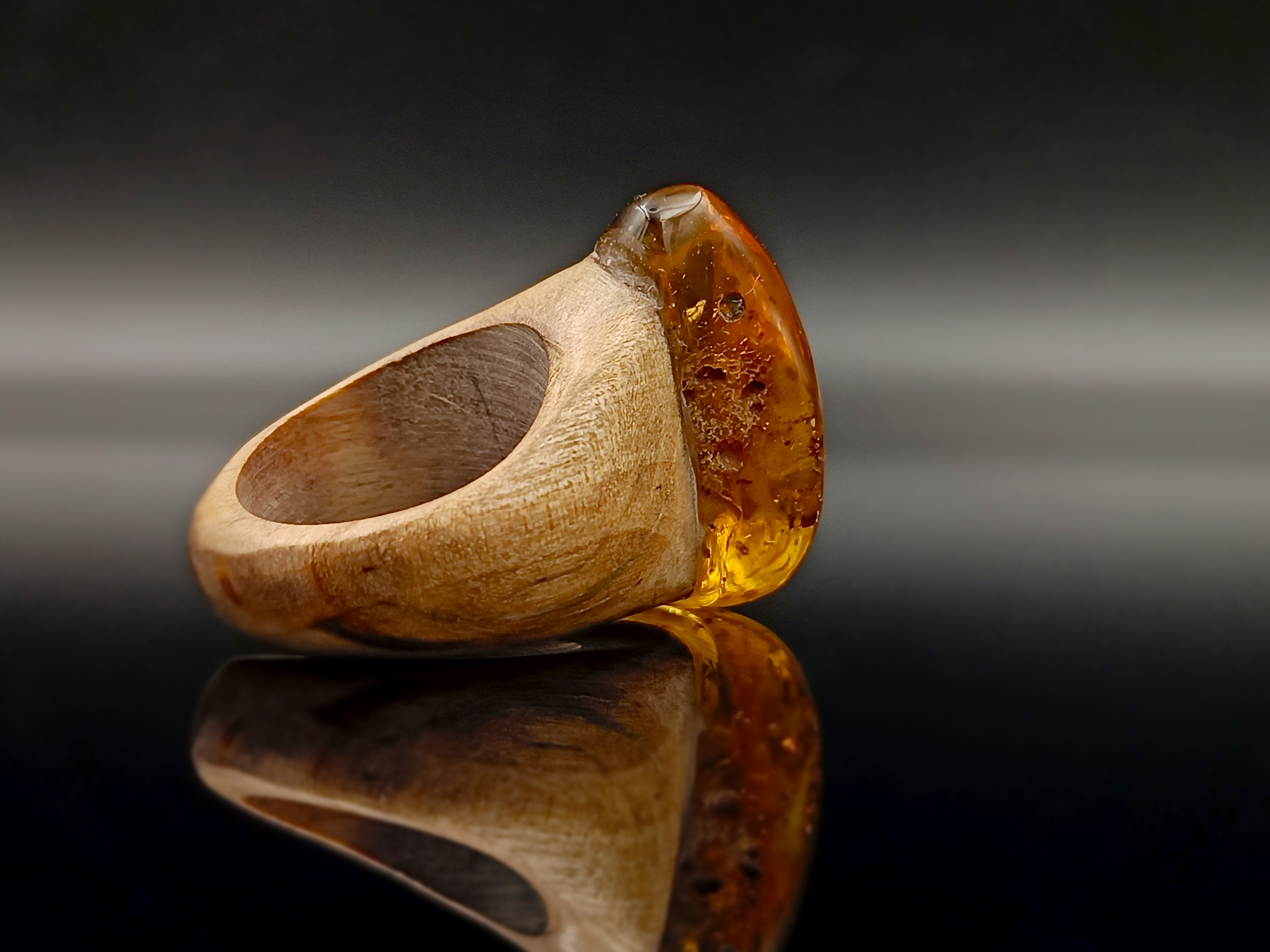 Pierścionek. Bursztyn bałtycki i drewno.