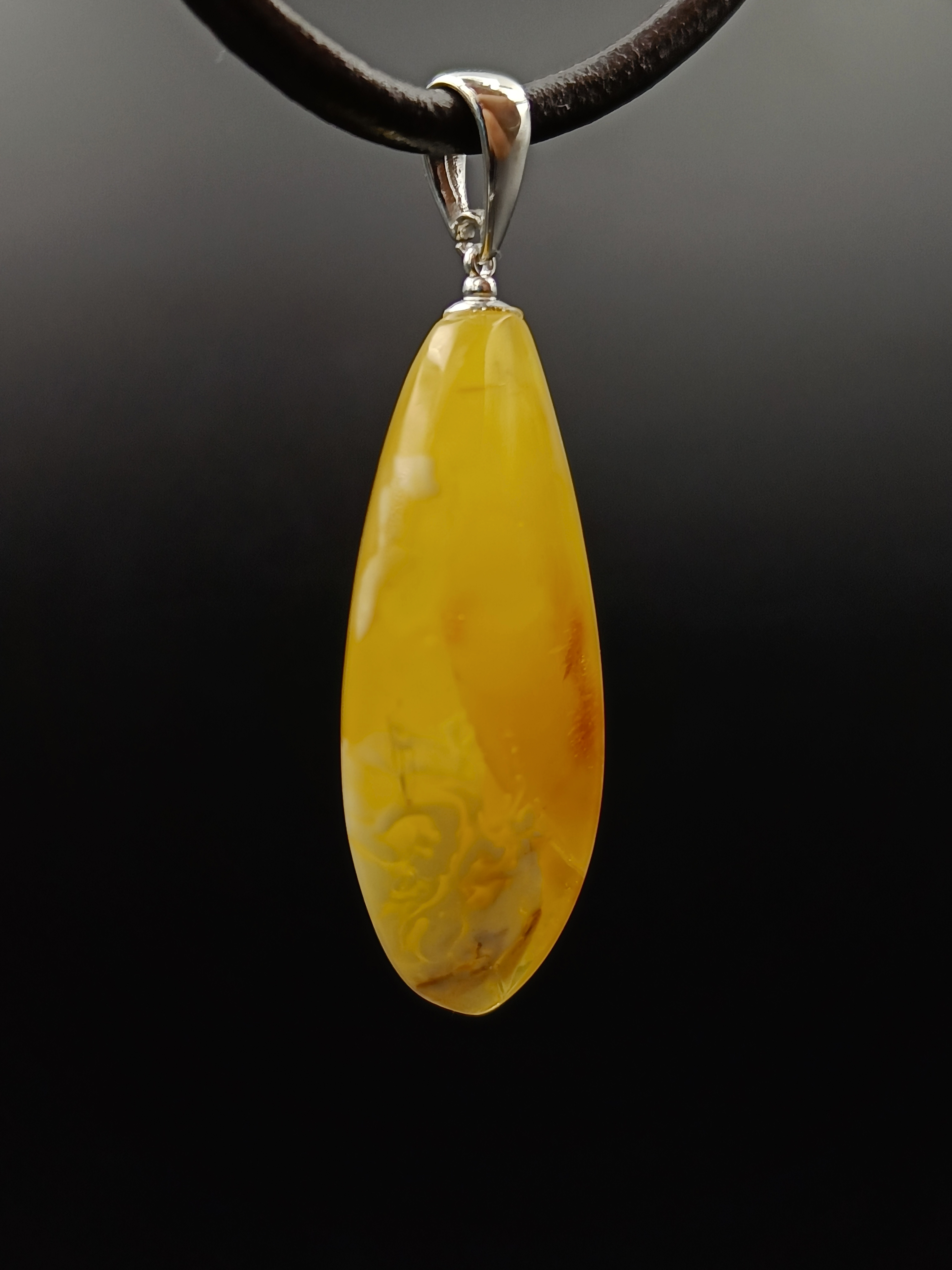 Wisiorek. Naturalny bursztyn bałtycki i srebro próby 925. Unikat.