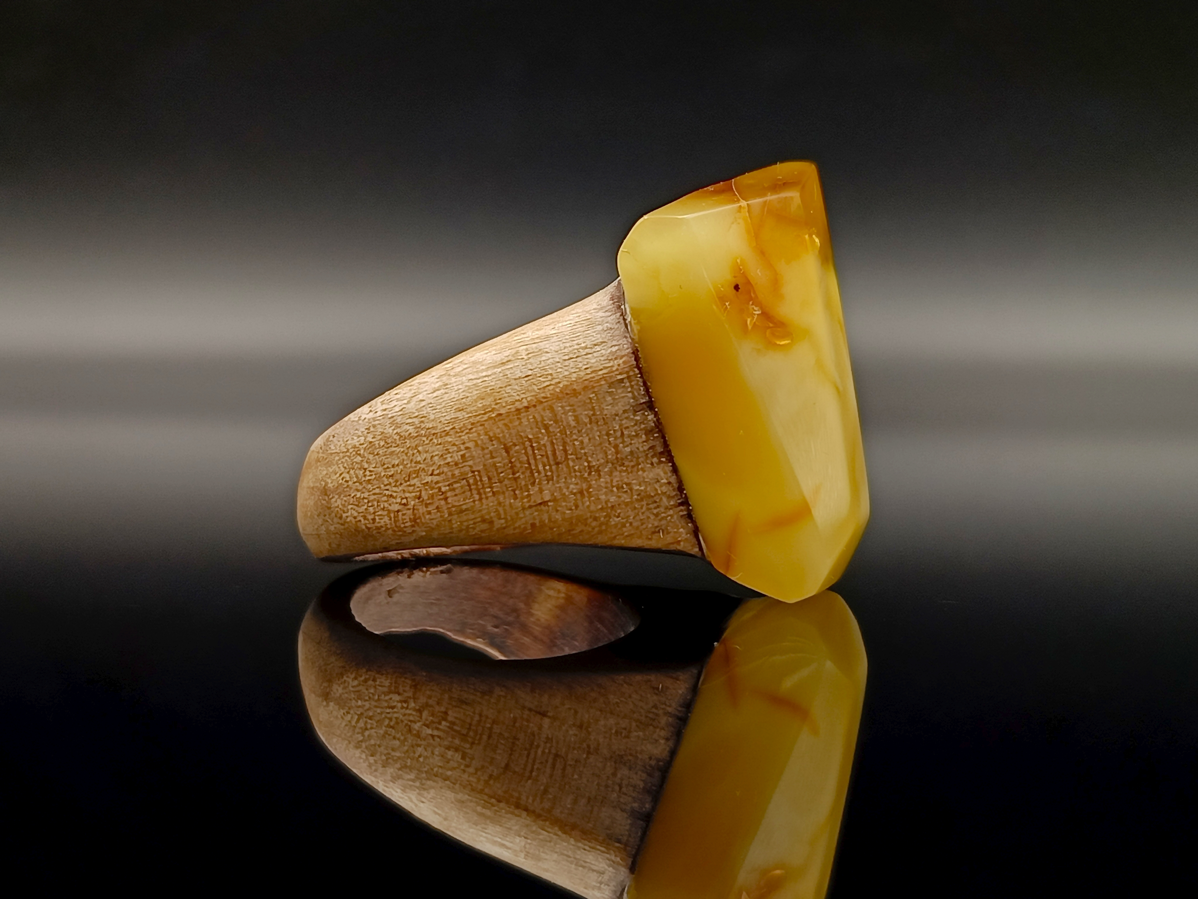 Pierścionek. Bursztyn bałtycki i drewno.