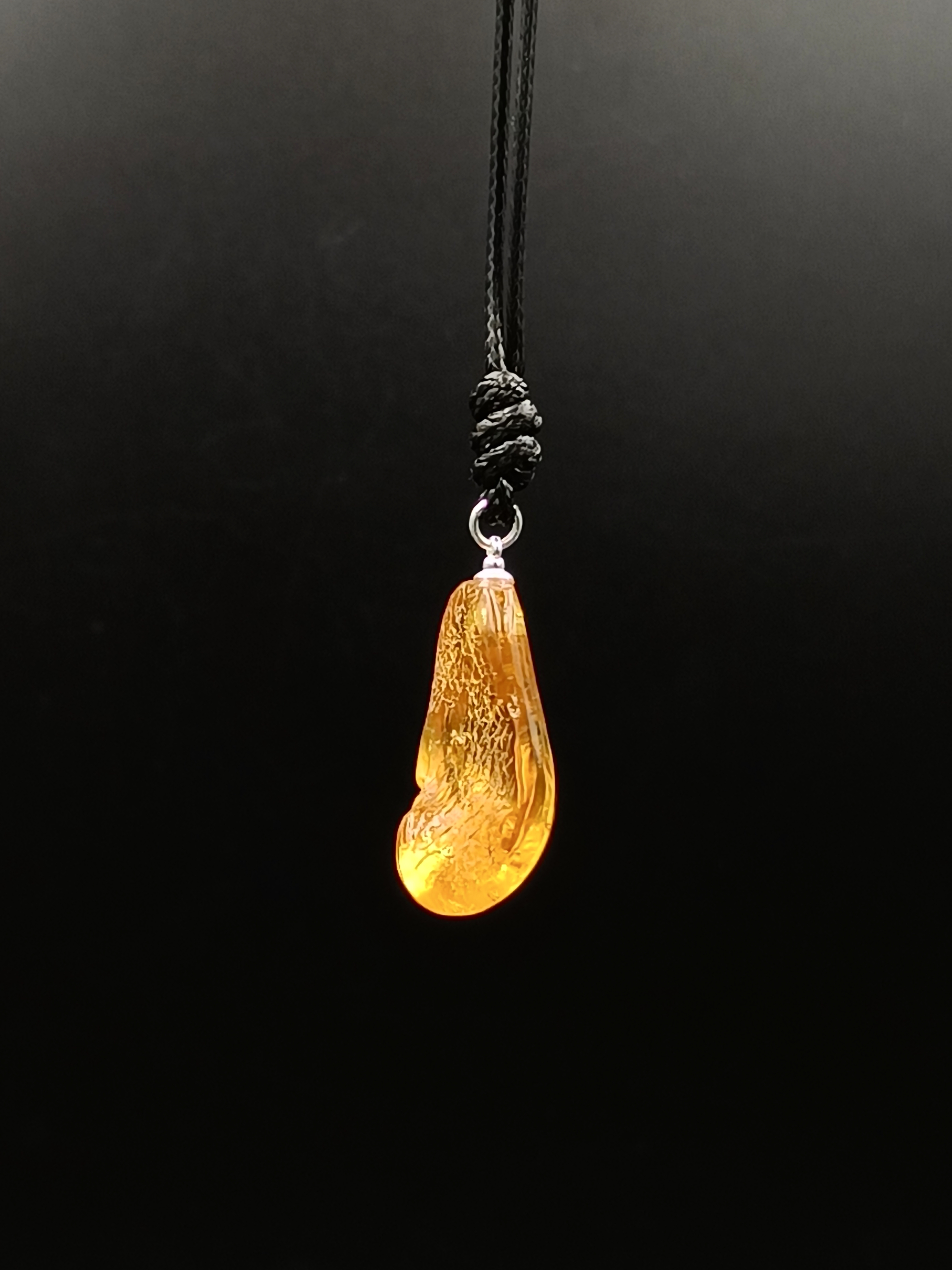 Wisiorek. Naturalny bursztyn bałtycki i srebro 925.