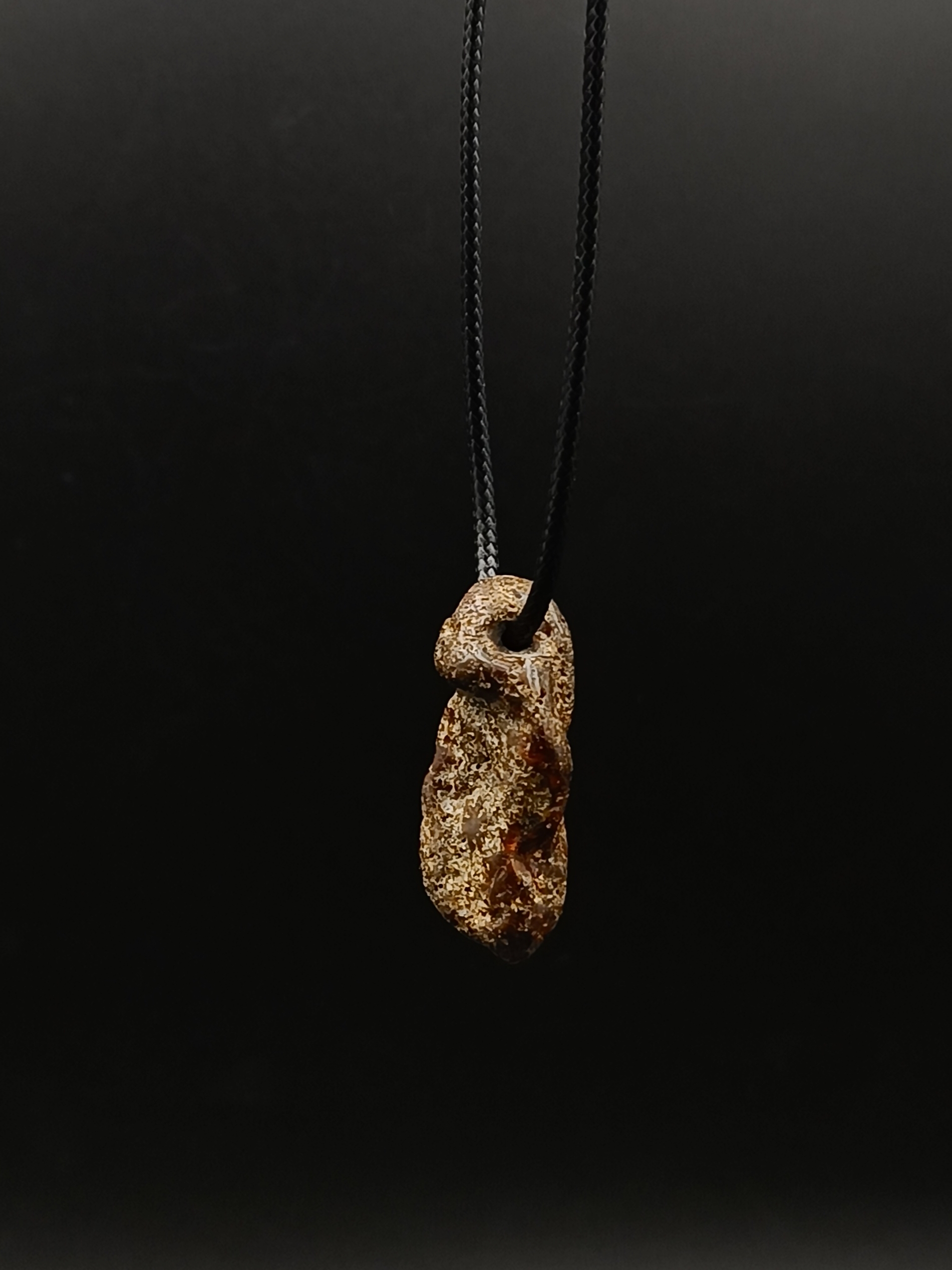 Wisiorek. Naturalny bursztyn bałtycki.