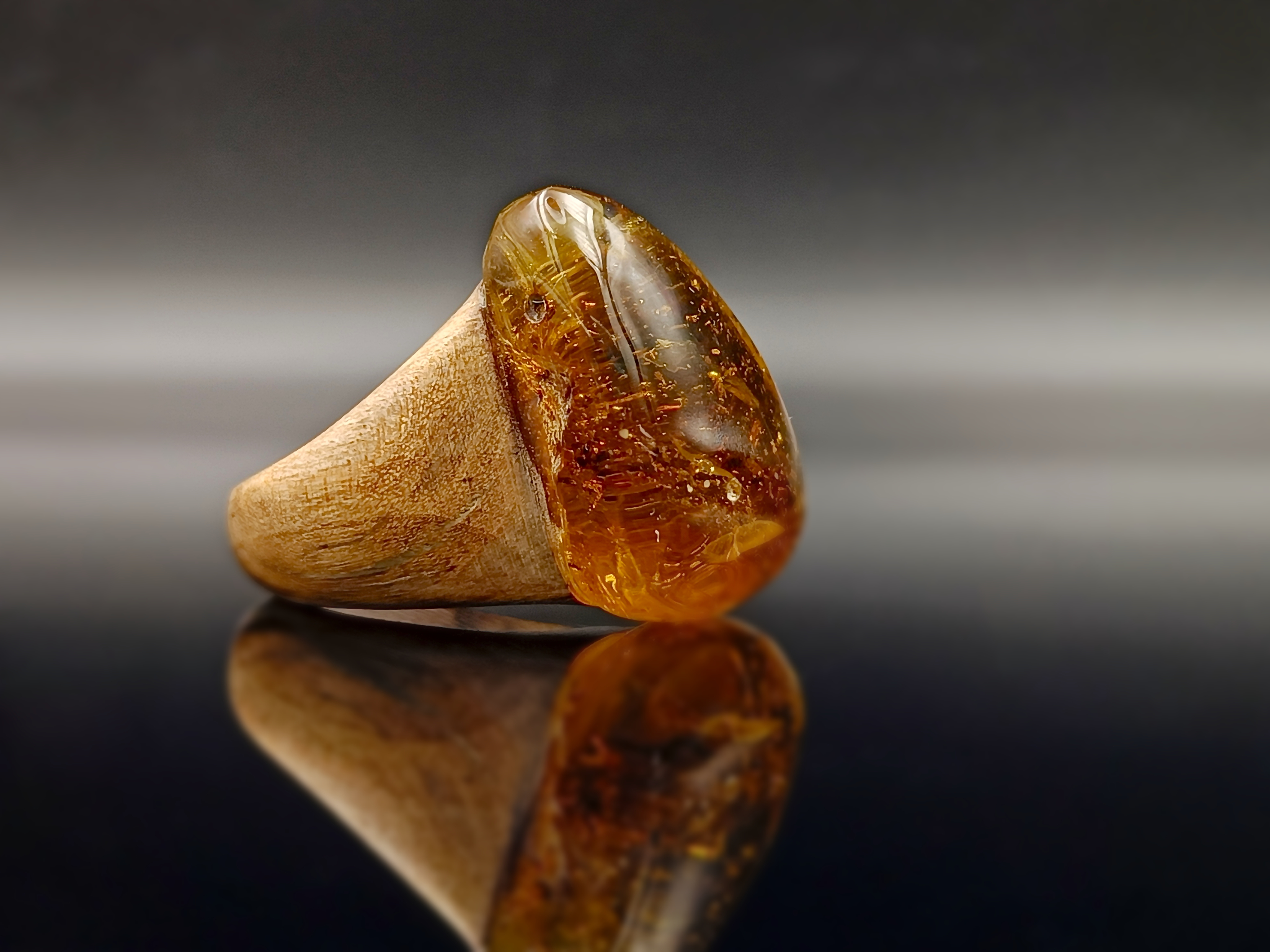 Pierścionek. Bursztyn bałtycki i drewno.