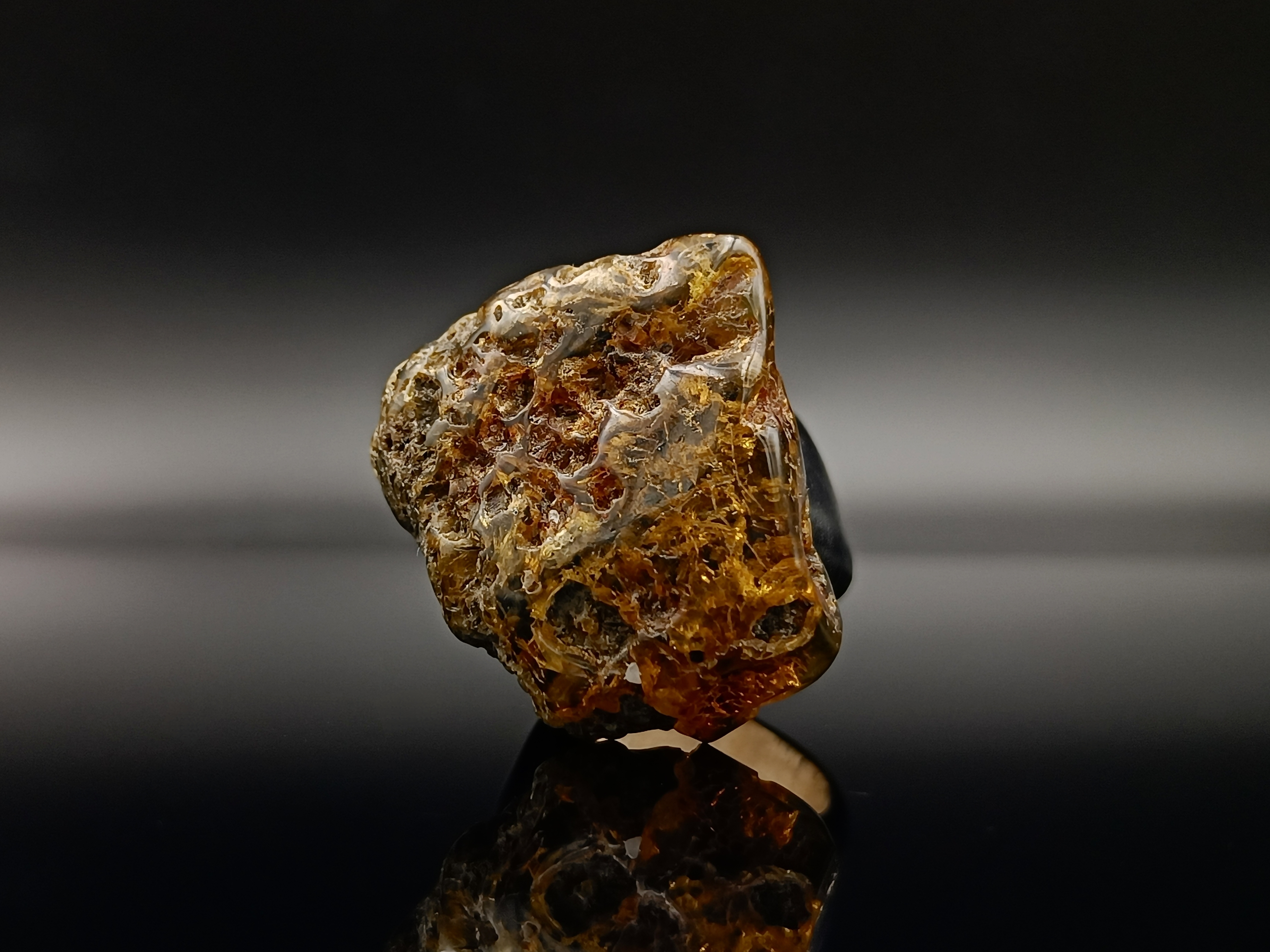 Pierścionek. Bursztyn bałtycki i drewno.