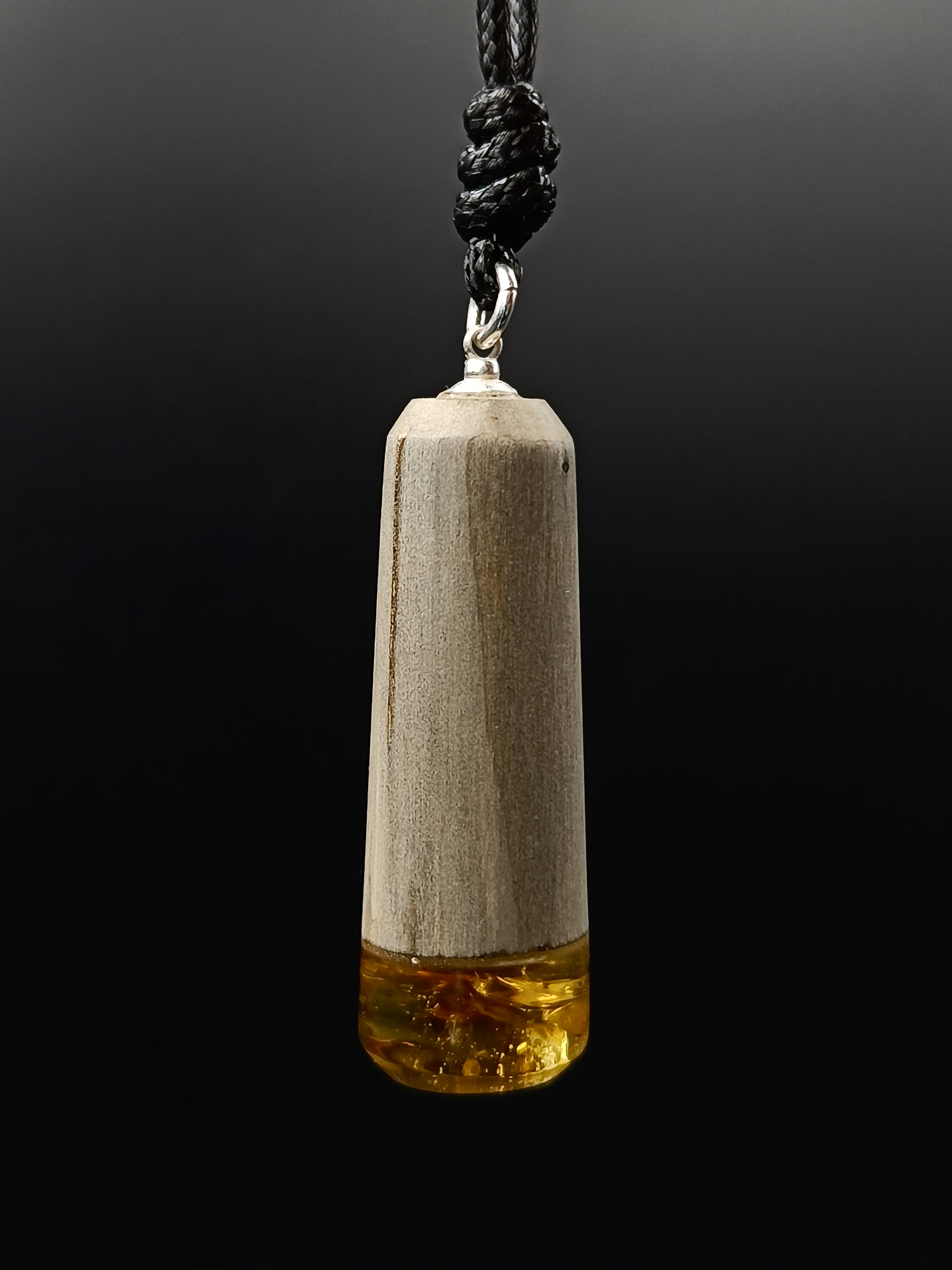 Wisiorek. Naturalny bursztyn bałtycki, drewno i srebro 925.