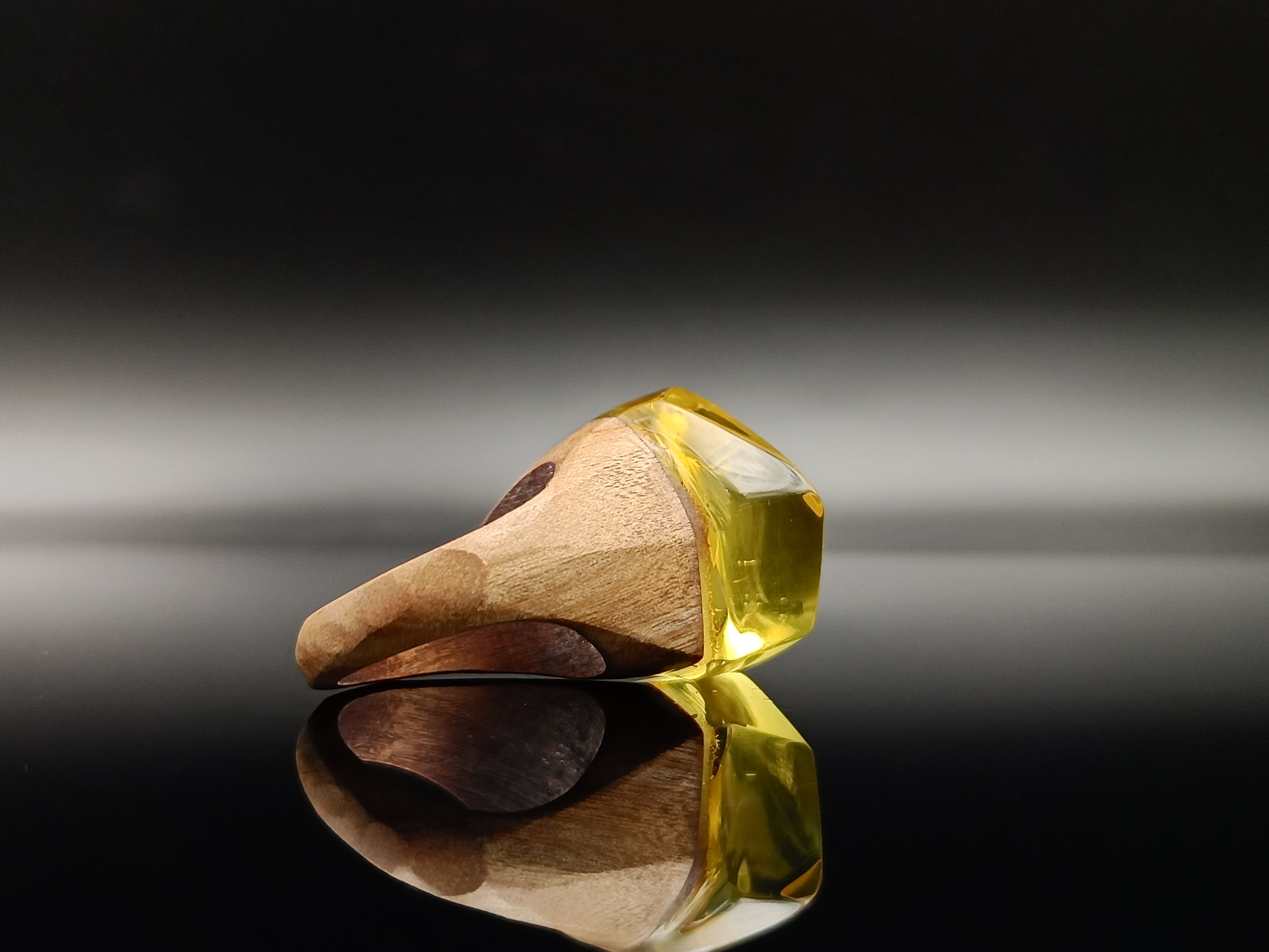 Pierścionek. Bursztyn bałtycki i drewno.