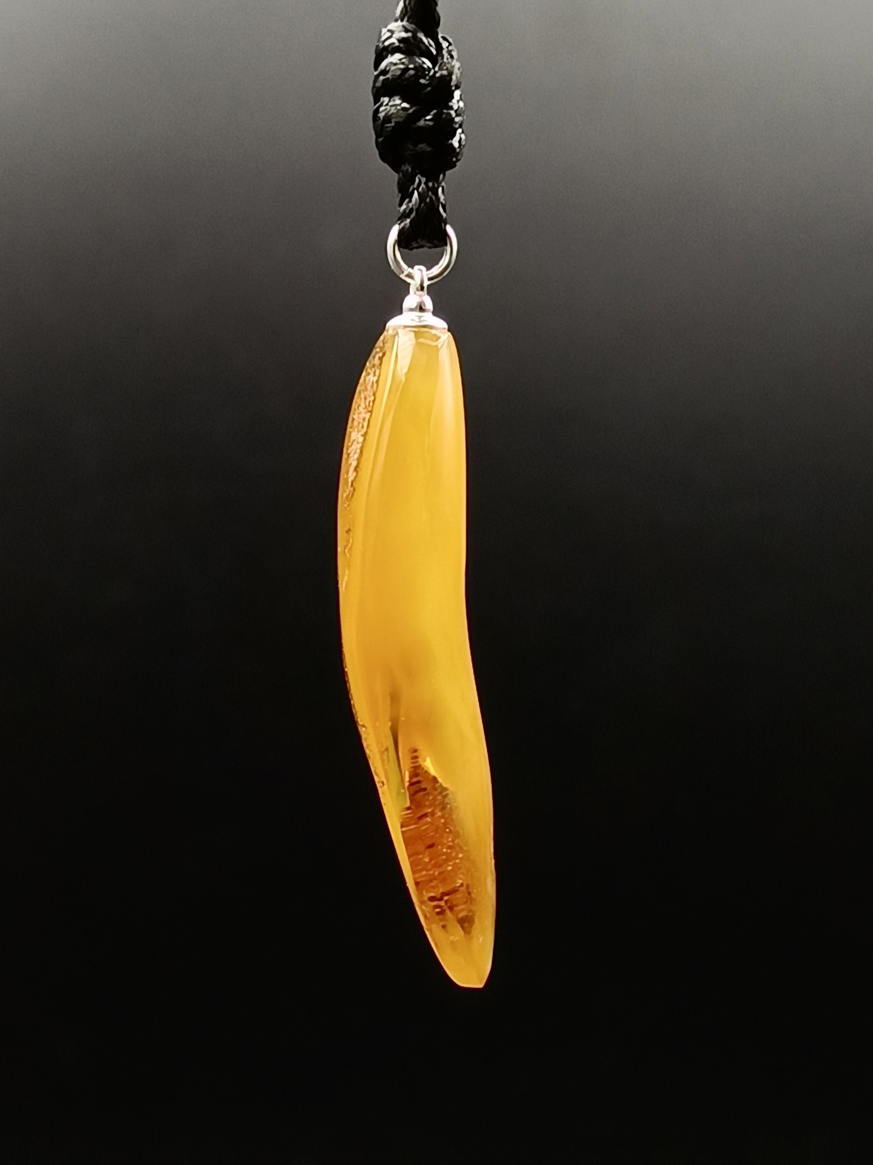 Wisiorek. Naturalny bursztyn bałtycki i srebro 925.