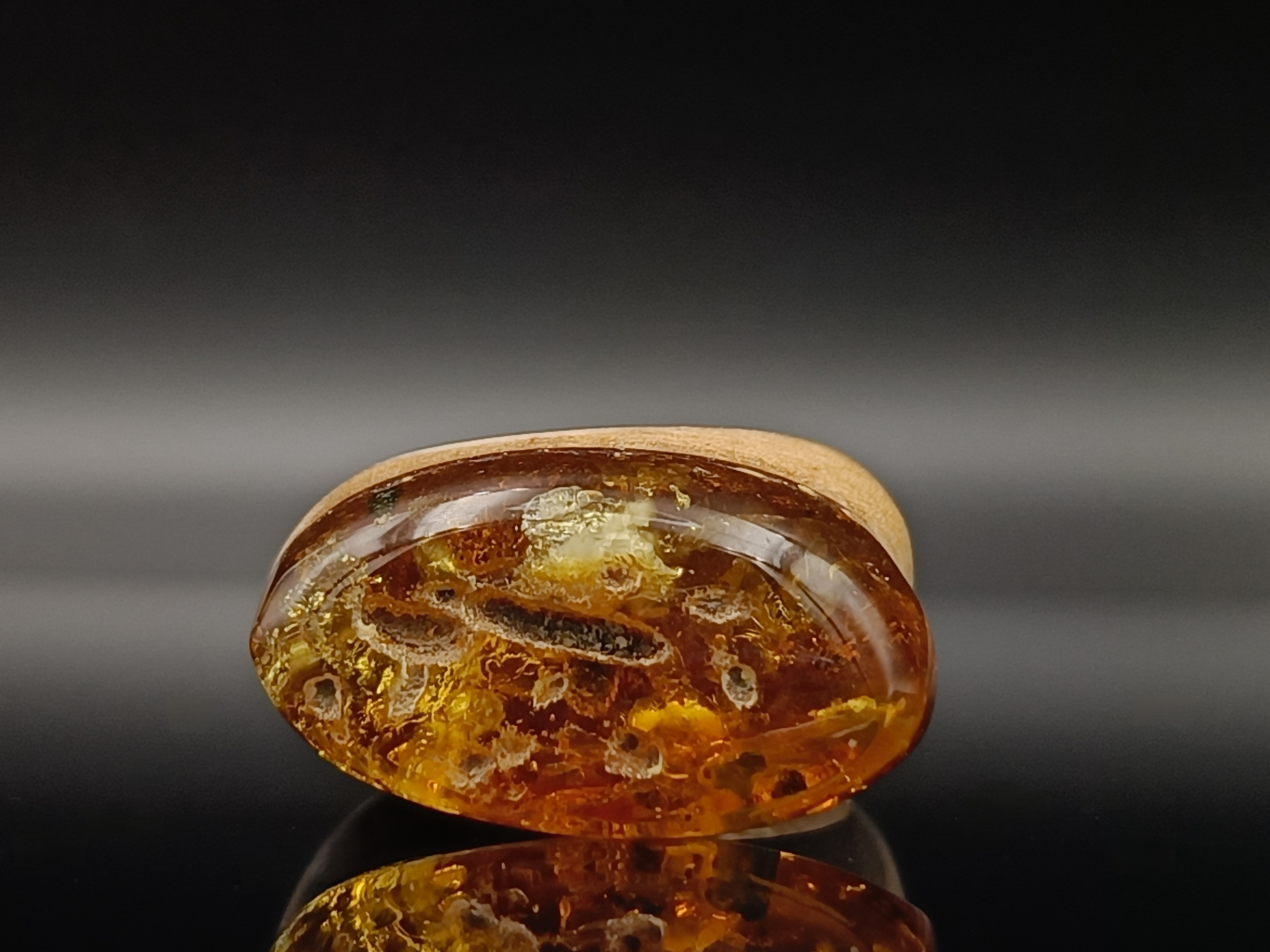 Pierścionek. Bursztyn bałtycki i drewno.