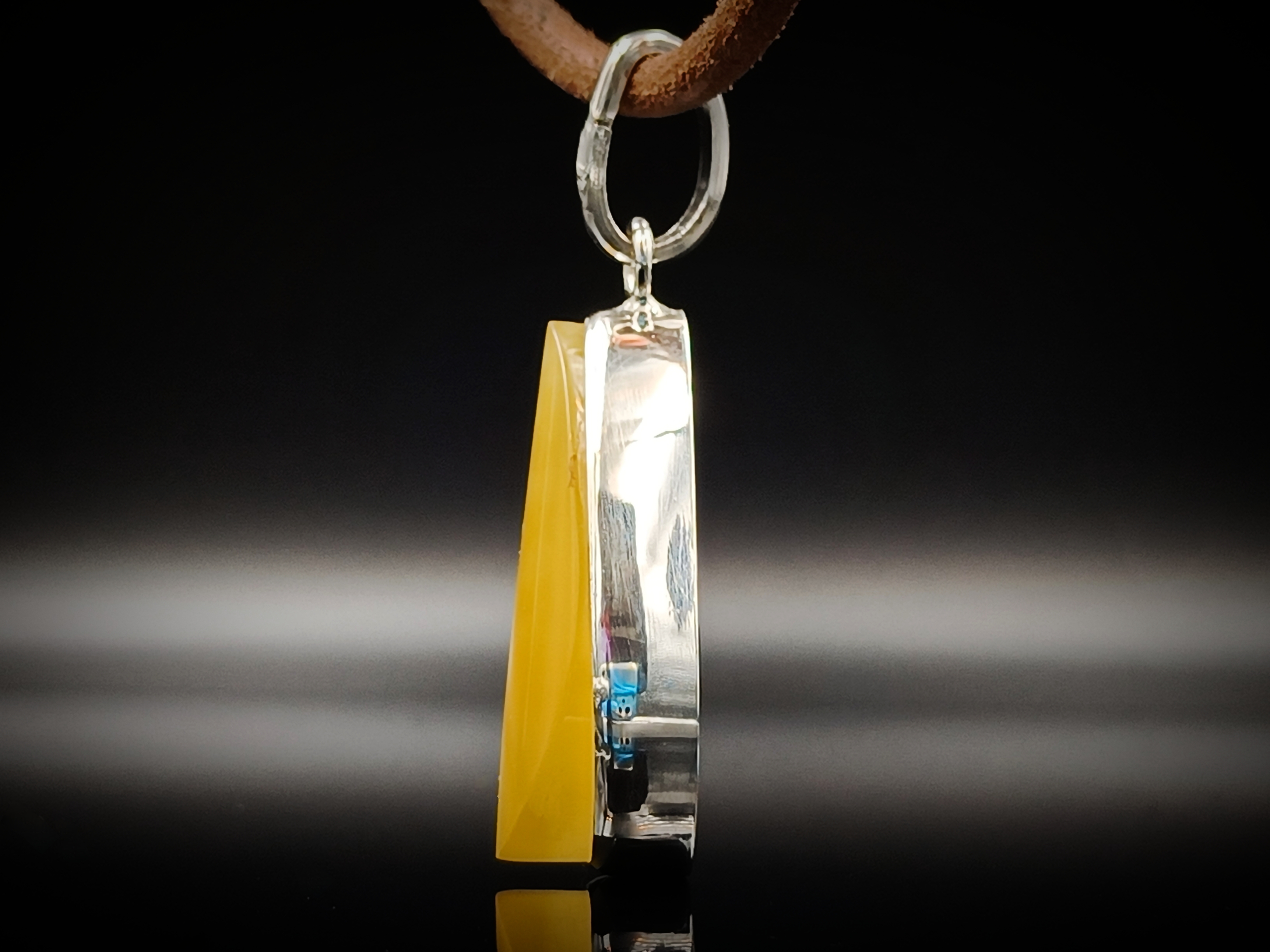 Wisior. Naturalny bursztyn bałtycki i srebro próby 925. Unikat.