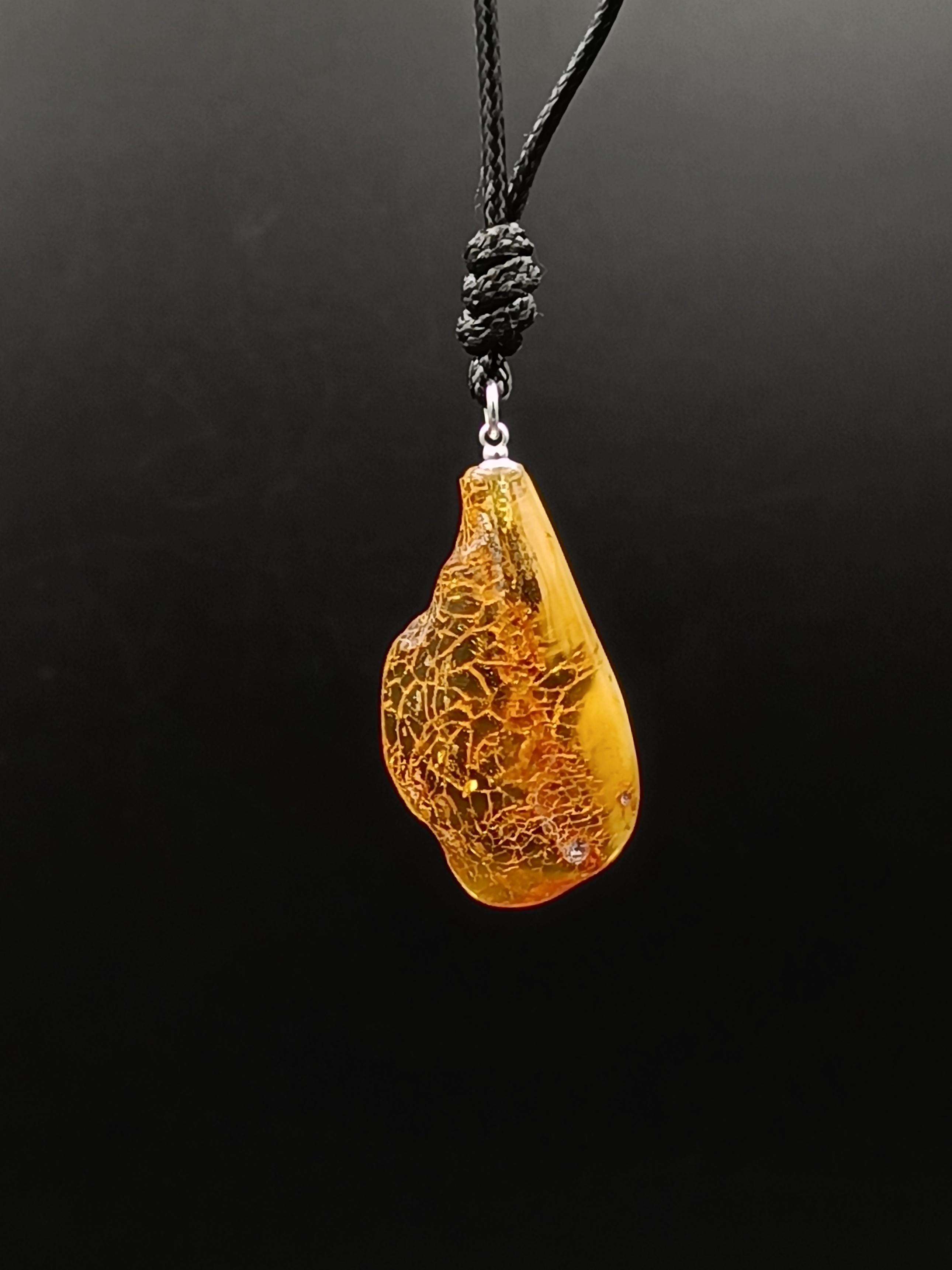 Wisiorek. Naturalny bursztyn bałtycki i srebro 925.