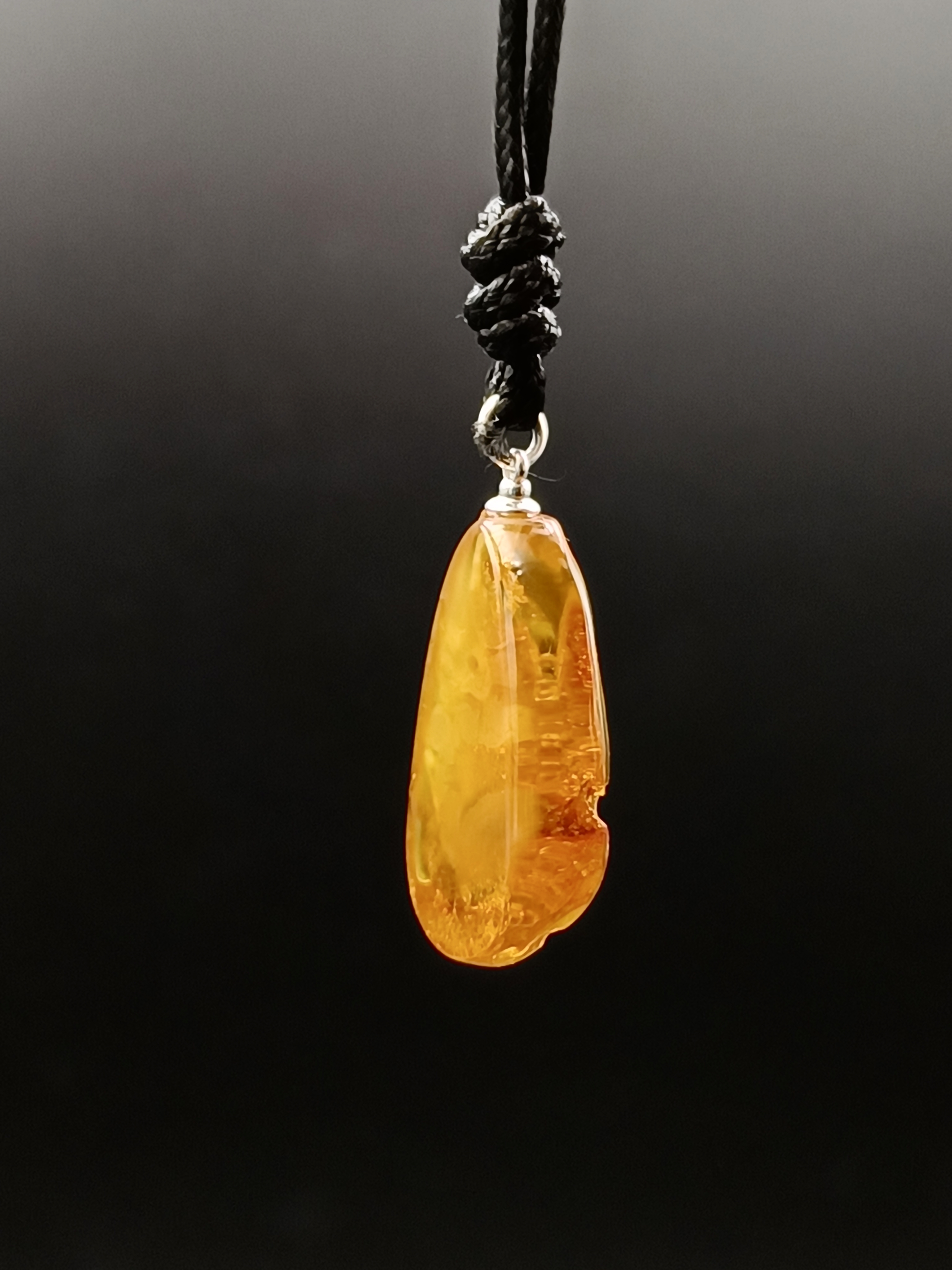 Wisiorek. Naturalny bursztyn bałtycki i srebro 925.