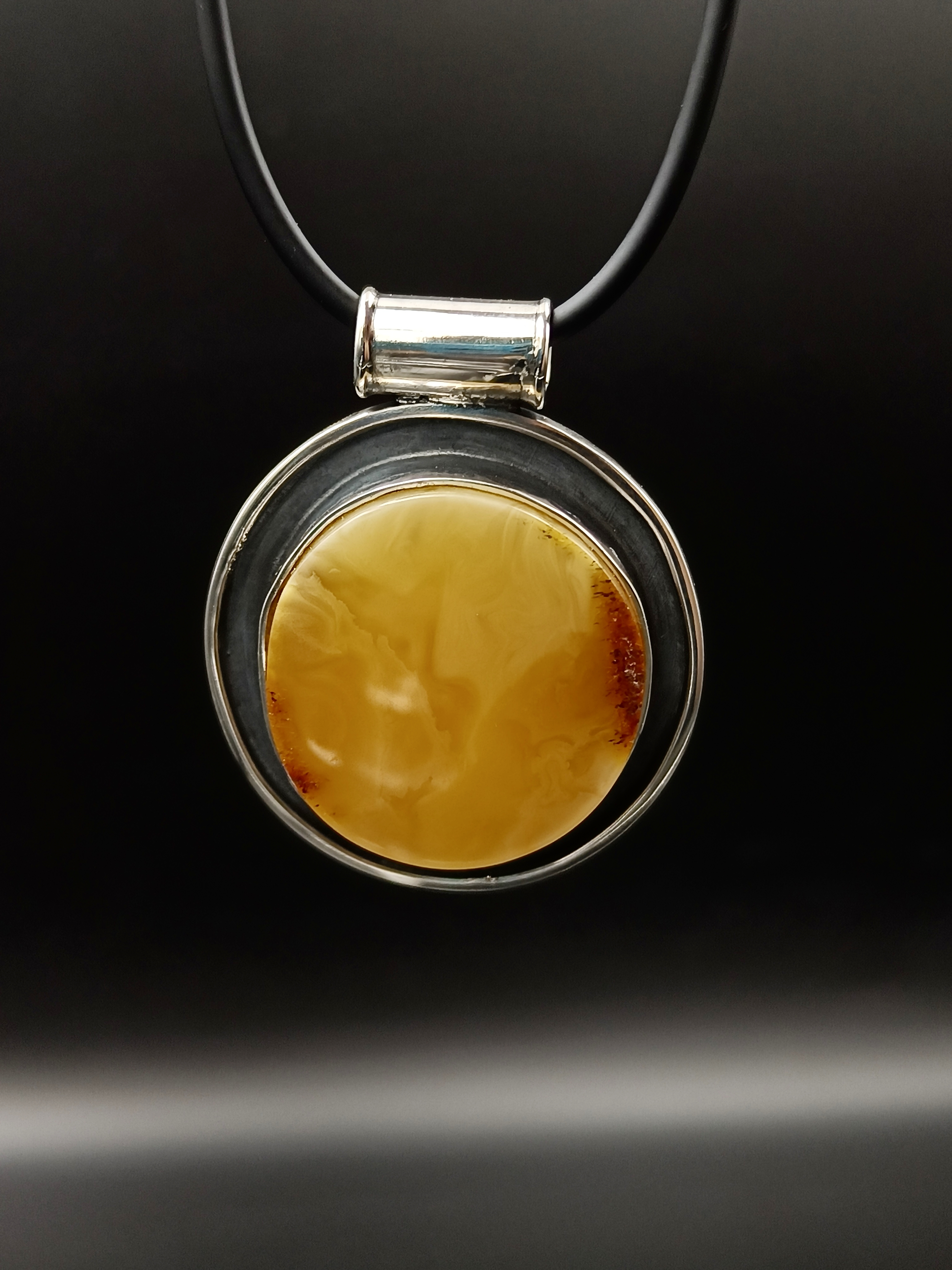 Wisior. Naturalny bursztyn bałtycki i srebro próby 925. Unikat.