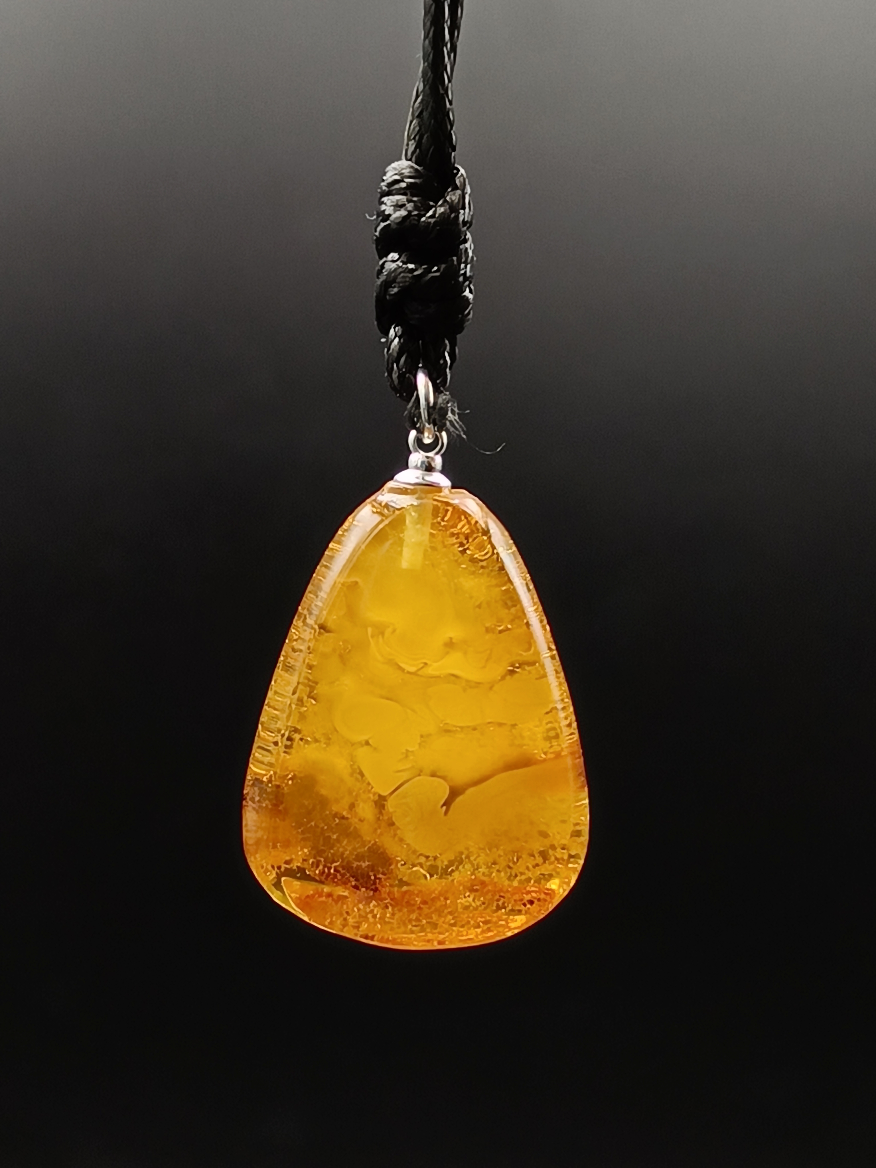 Wisiorek. Naturalny bursztyn bałtycki i srebro 925.