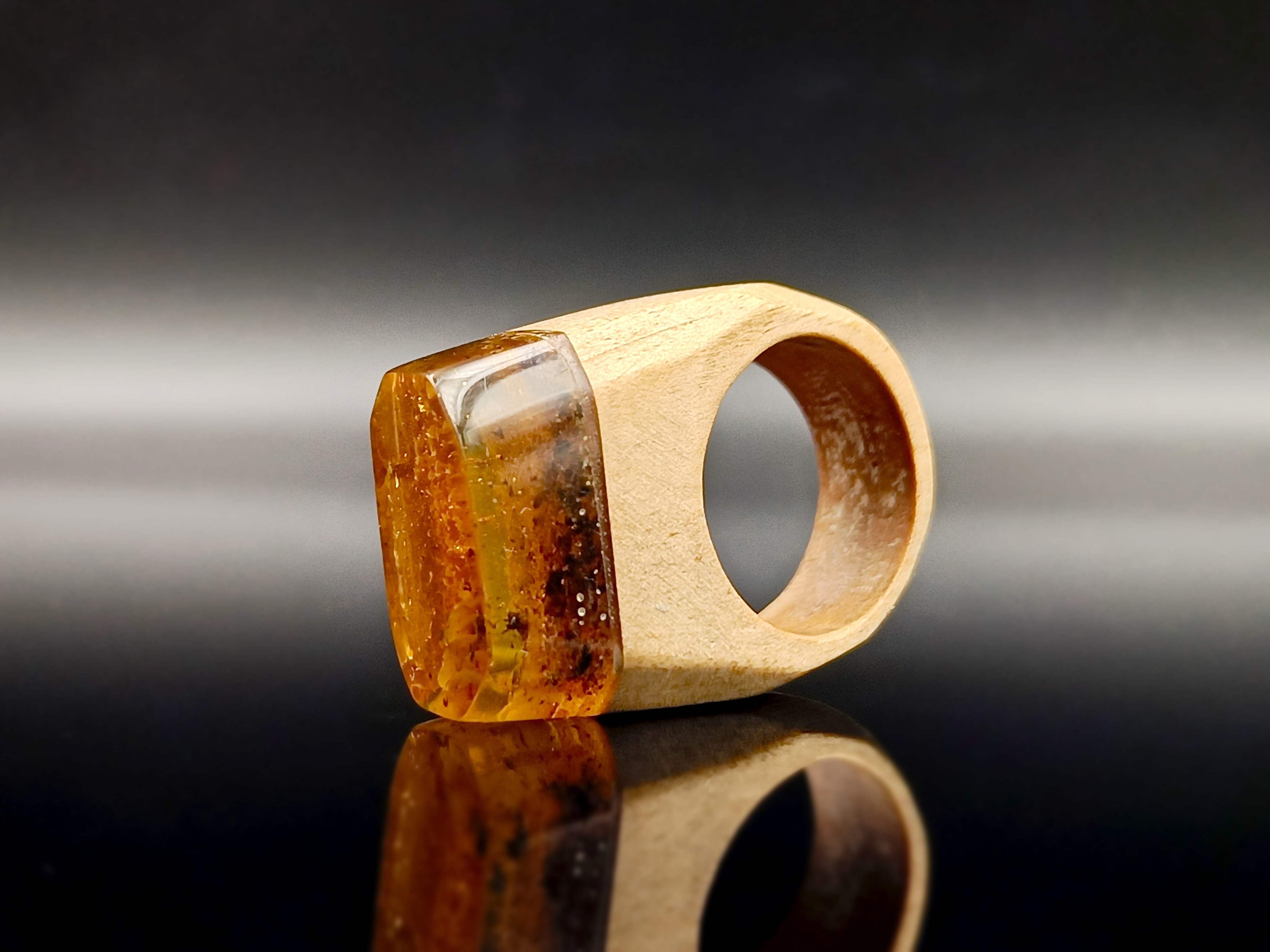 Pierścionek. Bursztyn bałtycki i drewno.