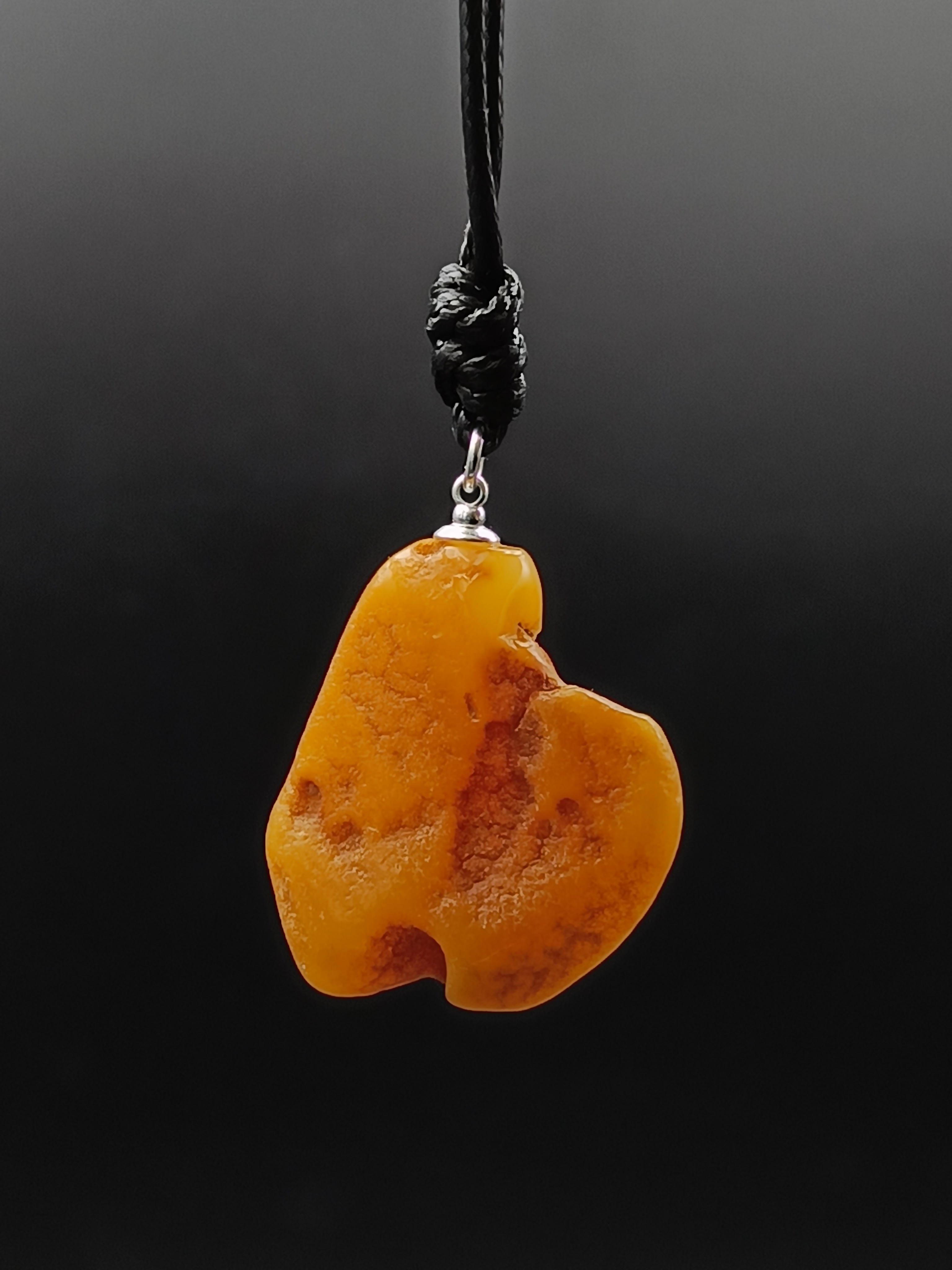 Wisiorek. Naturalny bursztyn bałtycki i srebro 925.