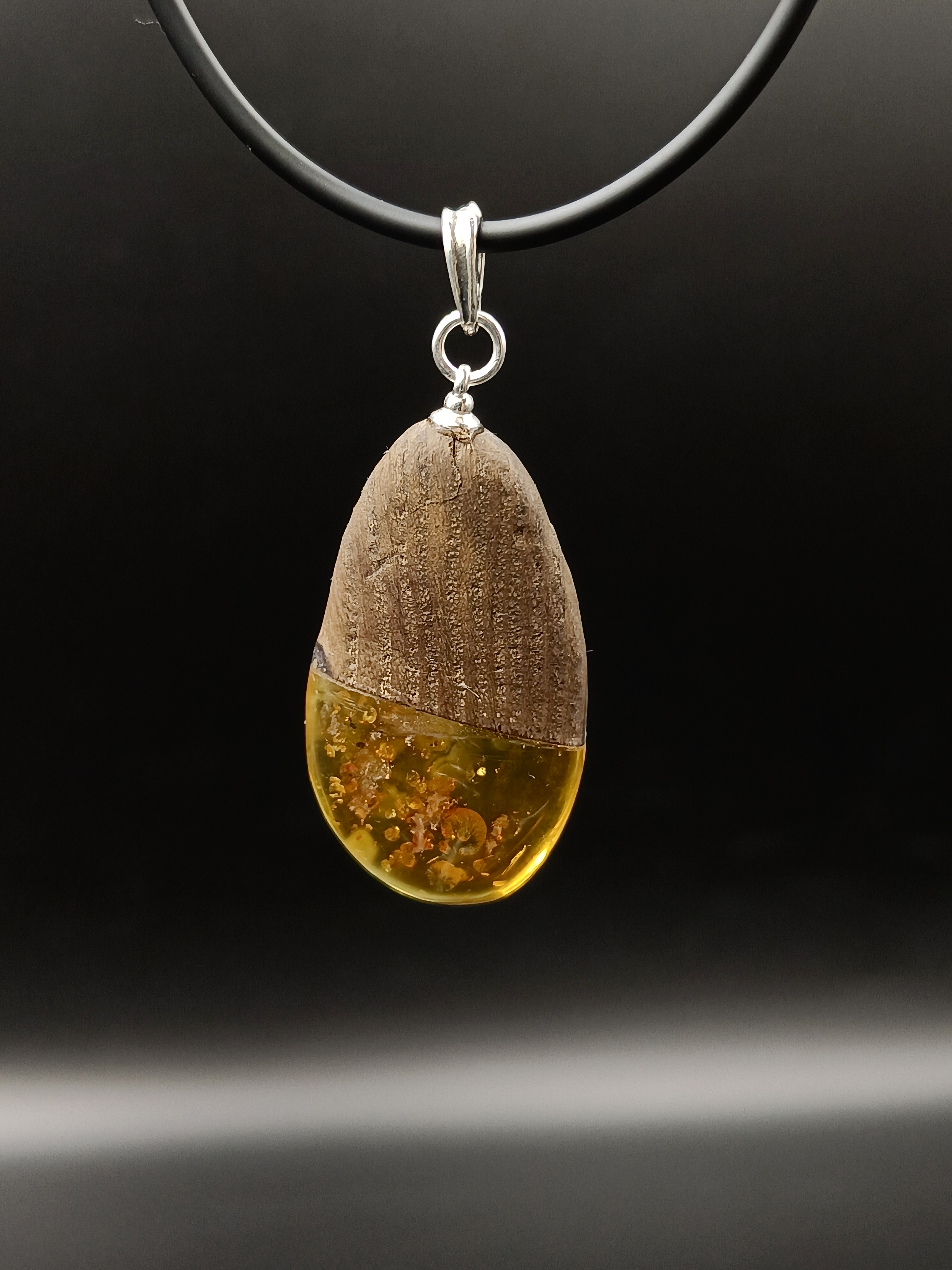 Wisiorek. Naturalny bursztyn bałtycki, drewno i srebro próby 925. Unikat.