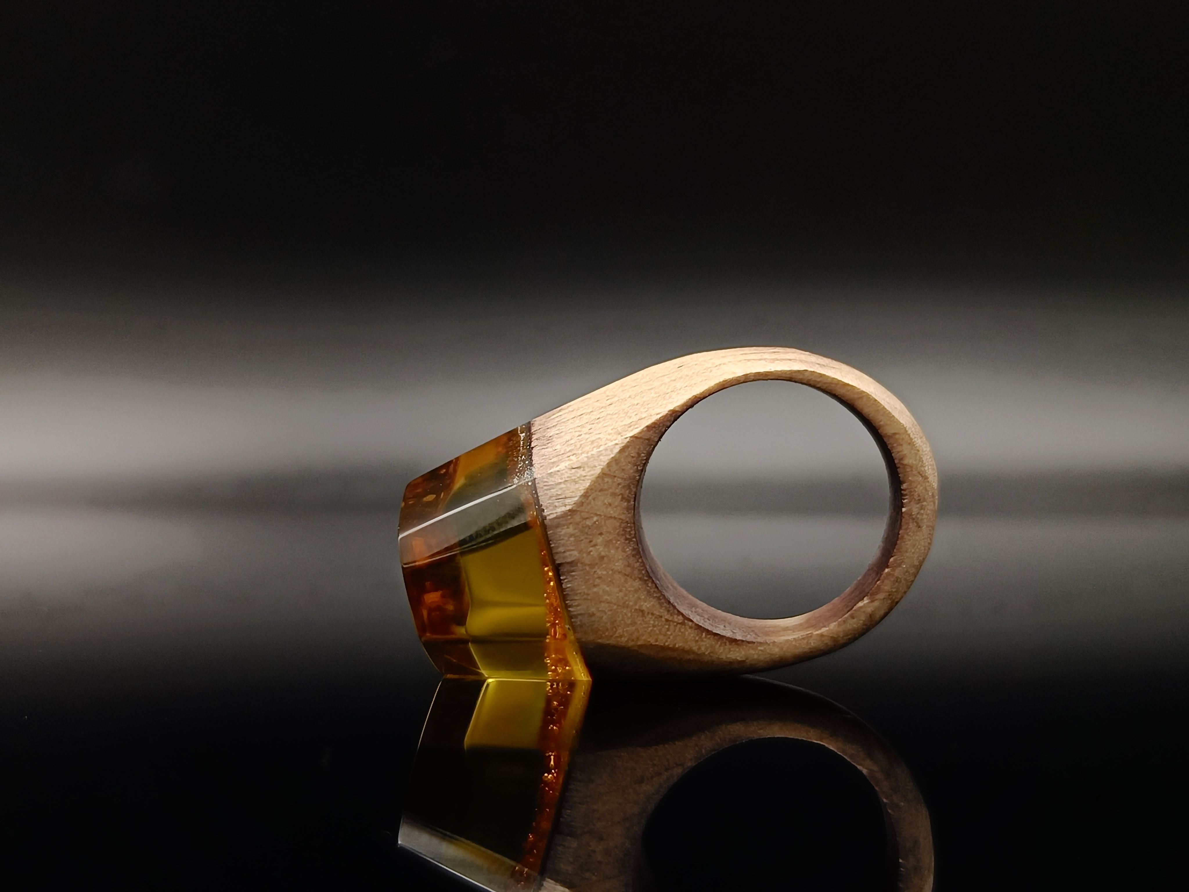 Pierścionek. Bursztyn bałtycki i drewno.